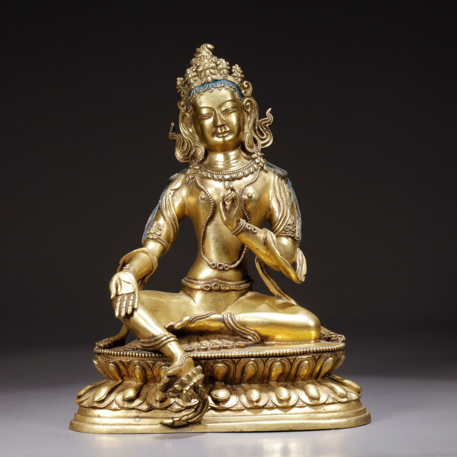 A GILDED BRONZE BUDDHA STATUE: Gilded Bronze Buddha Statue