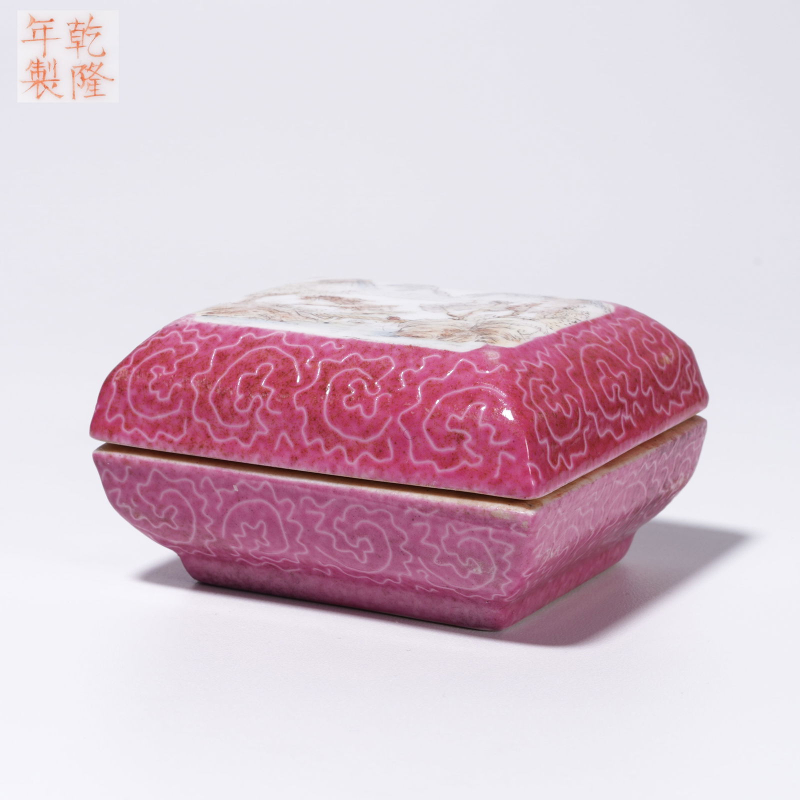 A ROUGE GROUND OPENWORK FAMILLE ROSE LANDSCAPE-PATTERN COVERED BOX: Rouge Ground Openwork Famille Rose Landscape-Pattern Covered Box