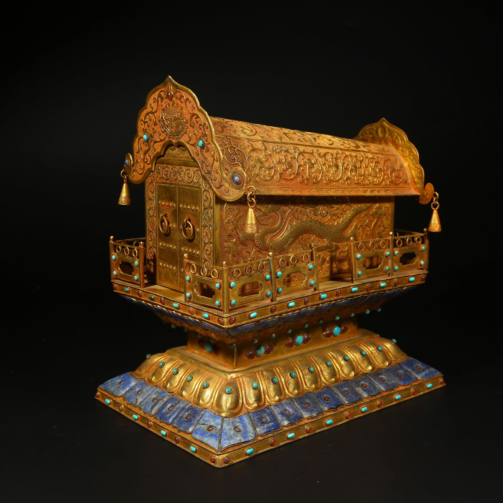 A GILT BRONZE DRAGON-PATTERNED COFFIN: Gilt bronze dragon-patterned coffin
