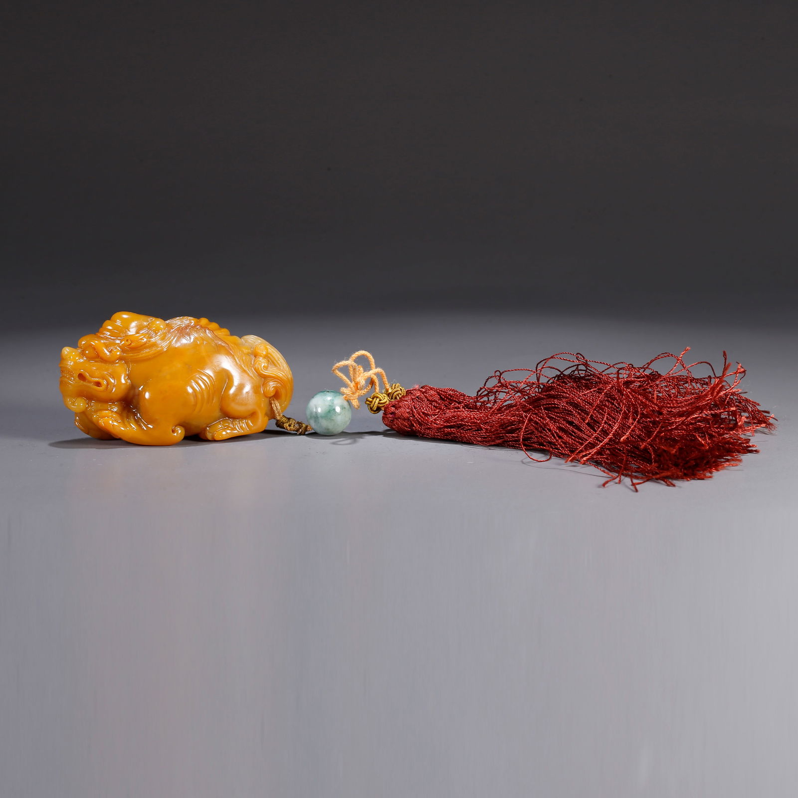 A SHOUSHAN TIANHUANG STONE CARVED LION-SHAPED HANDPIECE: Shoushan Tianhuang stone carved lion-shaped handpiece