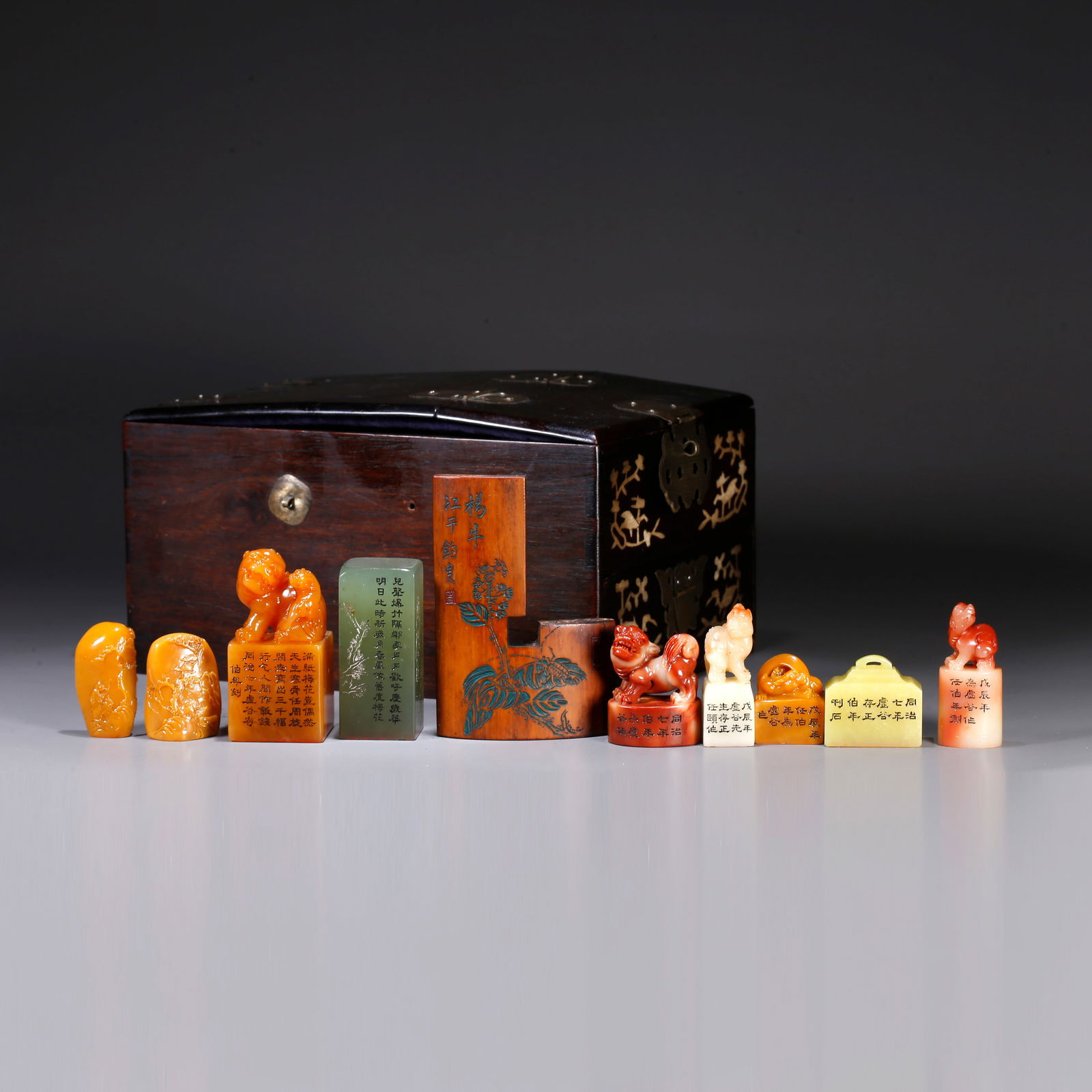 A SET OF SHOUSHAN TIANHUANG STONE SEALS WITH ADULT AND BABY LION KNOBS: Set of Shoushan Tianhuang stone seals with adult and baby lion knobs