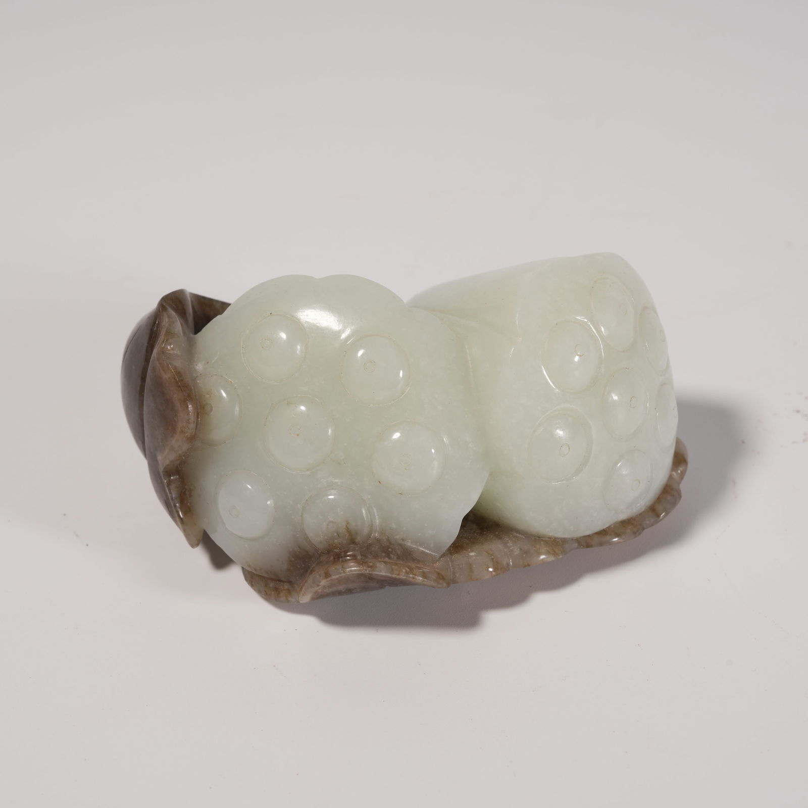 A HETIAN JADE LOTUS LEAF AND LOTUS POD CARVING ORNAMENT: Hetian Jade Lotus Leaf and Lotus Pod Carving Ornament