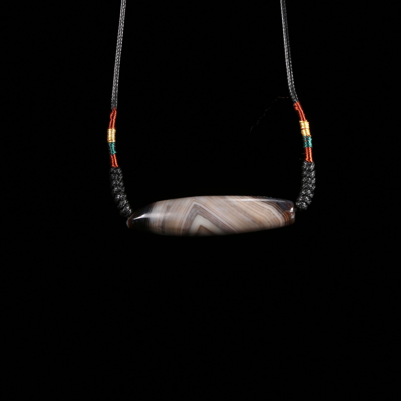 A WIRED AGATE ONE-EYED NECKLACE: Wired Agate One-Eyed Necklace