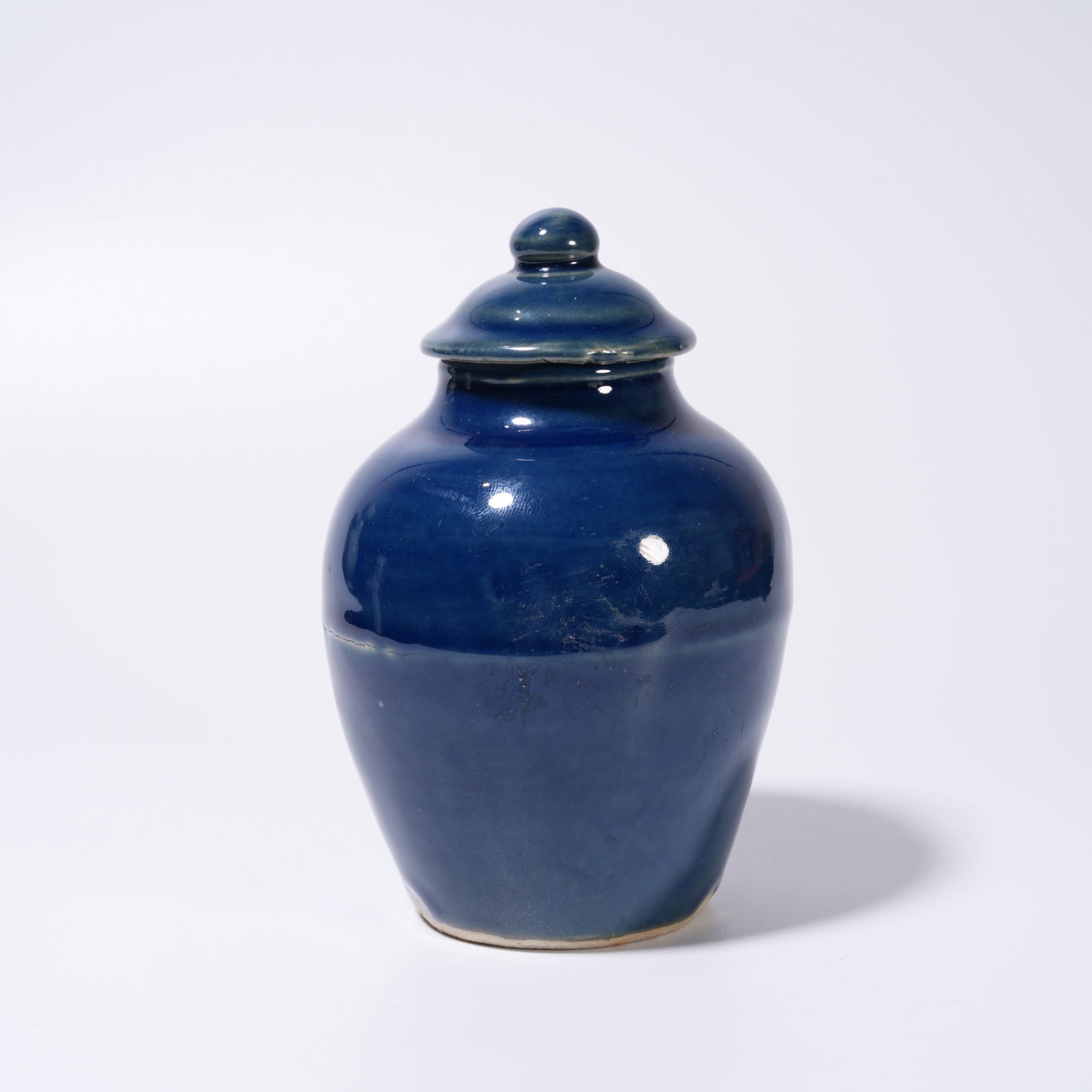 A BLUE-GLAZED COVERED JAR: Blue-Glazed Covered Jar
