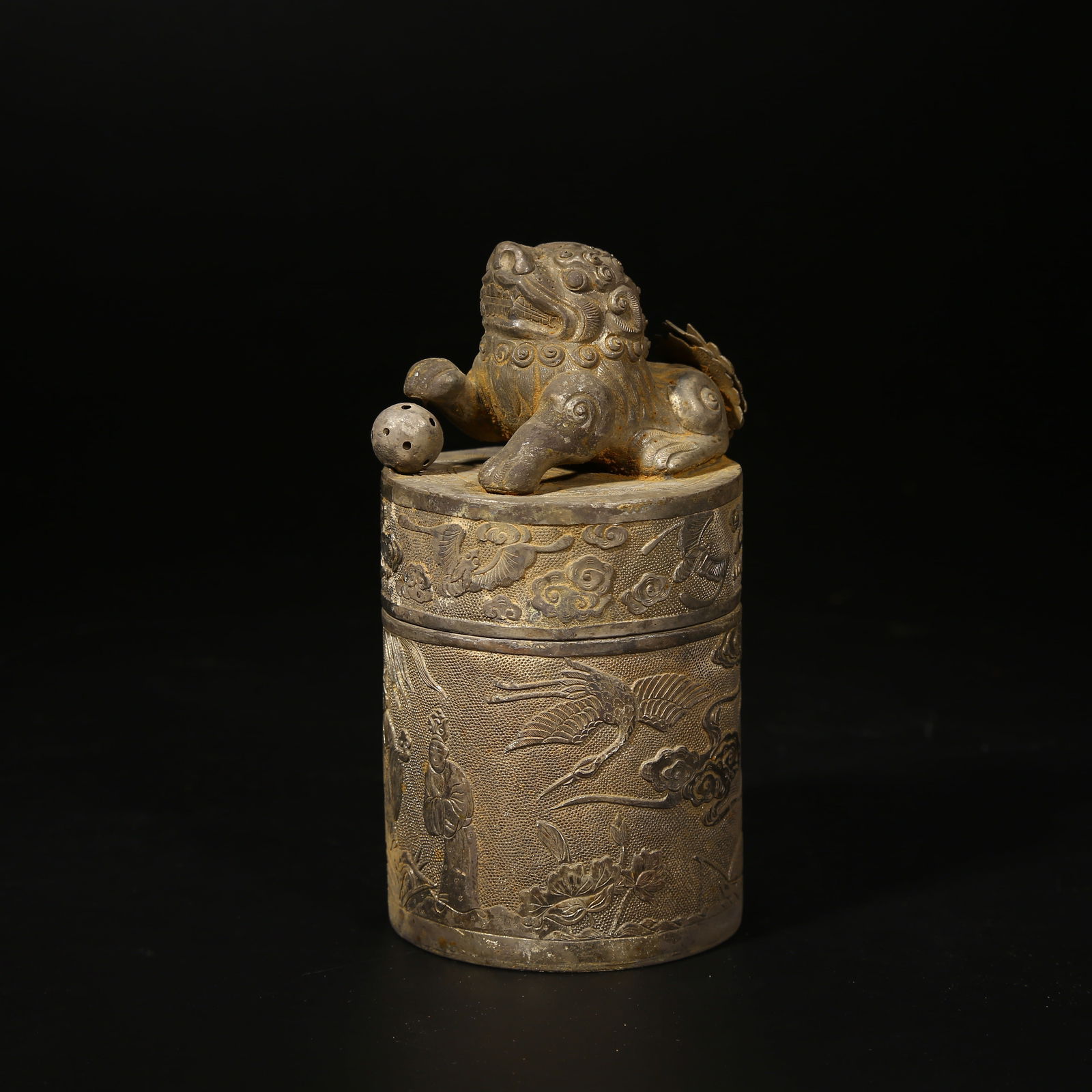 A SILVER TEA CADDY WITH LION-SHAPED KNOB AND HUMAN STORY SCENES: Silver tea caddy with lion-shaped knob and human story scenes