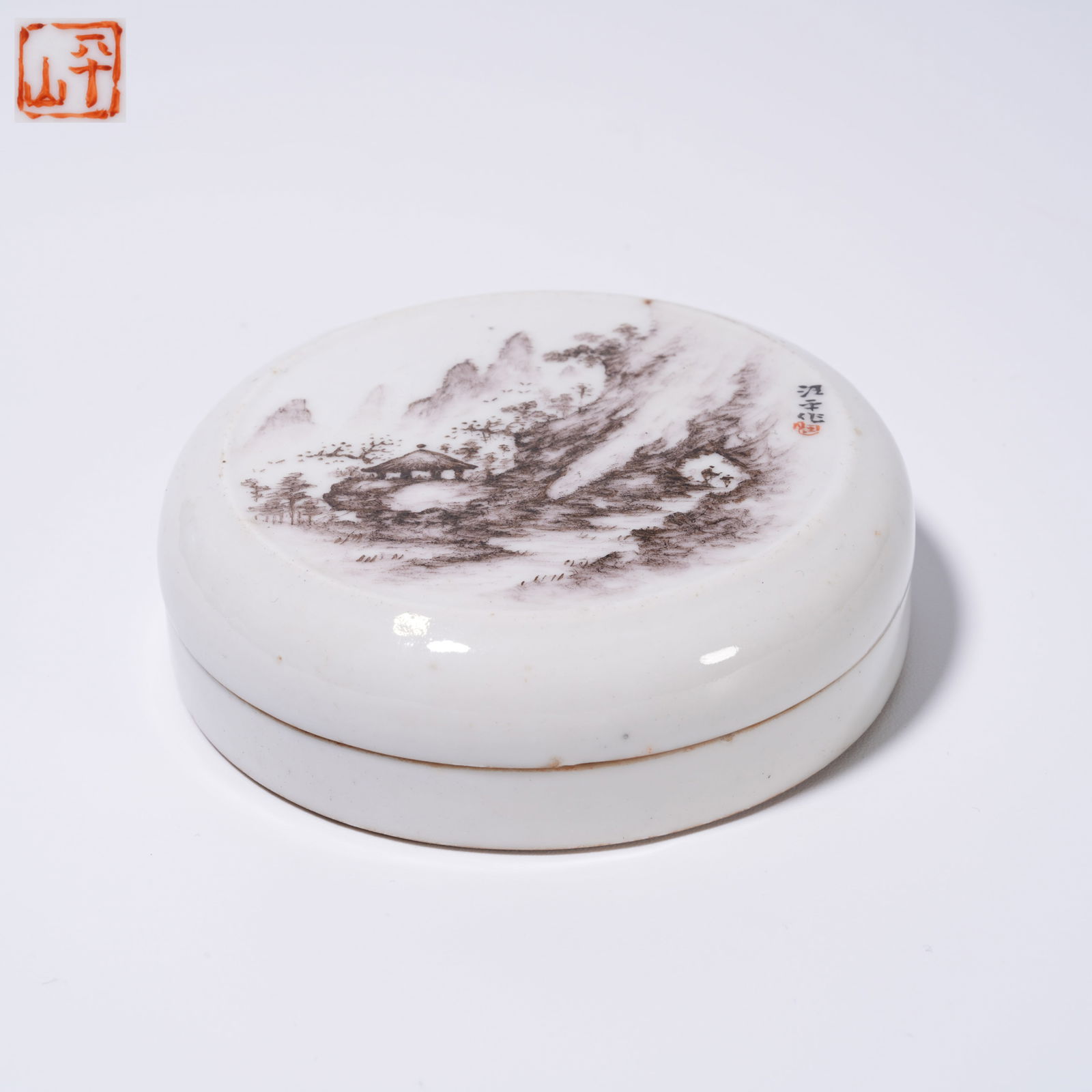 A FAMILLE ROSE LANDSCAPE-PATTERN COVERED BOX: Famille Rose Landscape-Pattern Covered Box