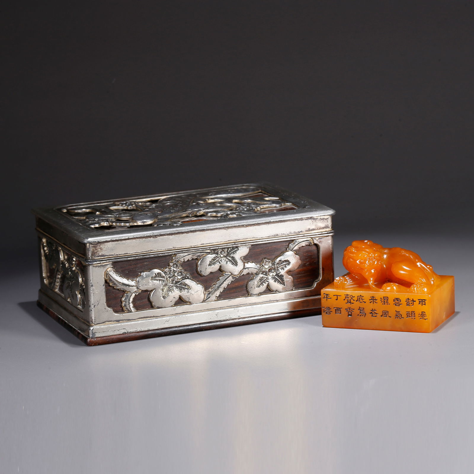 A SHOUSHAN TIANHUANG STONE CARVED TIGER-SHAPED SEAL: Shoushan Tianhuang stone carved tiger-shaped seal