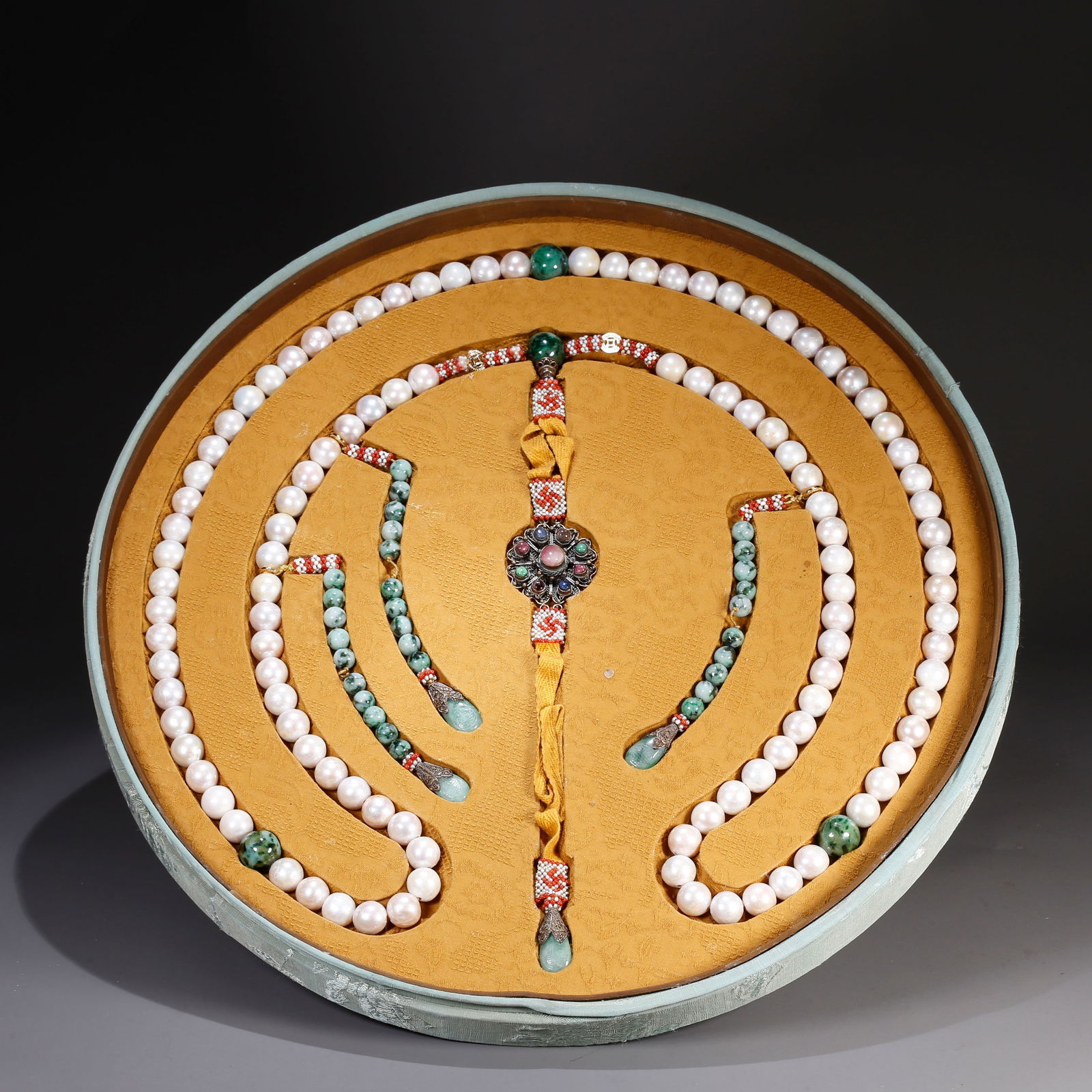 A PEARL CARVED COURT NECKLACE: Pearl carved court necklace