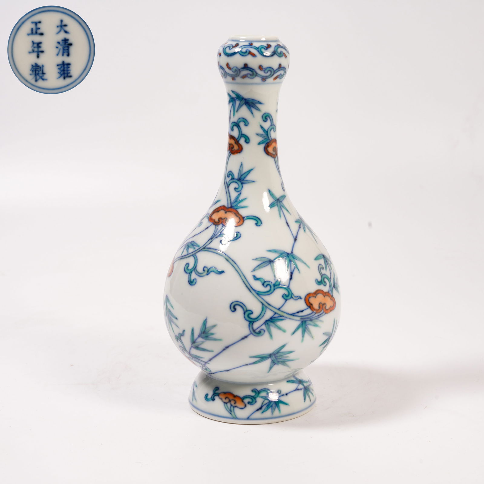 A DOUCAI GARLIC-HEAD VASE WITH LINGZHI DESIGN (1 of 8)