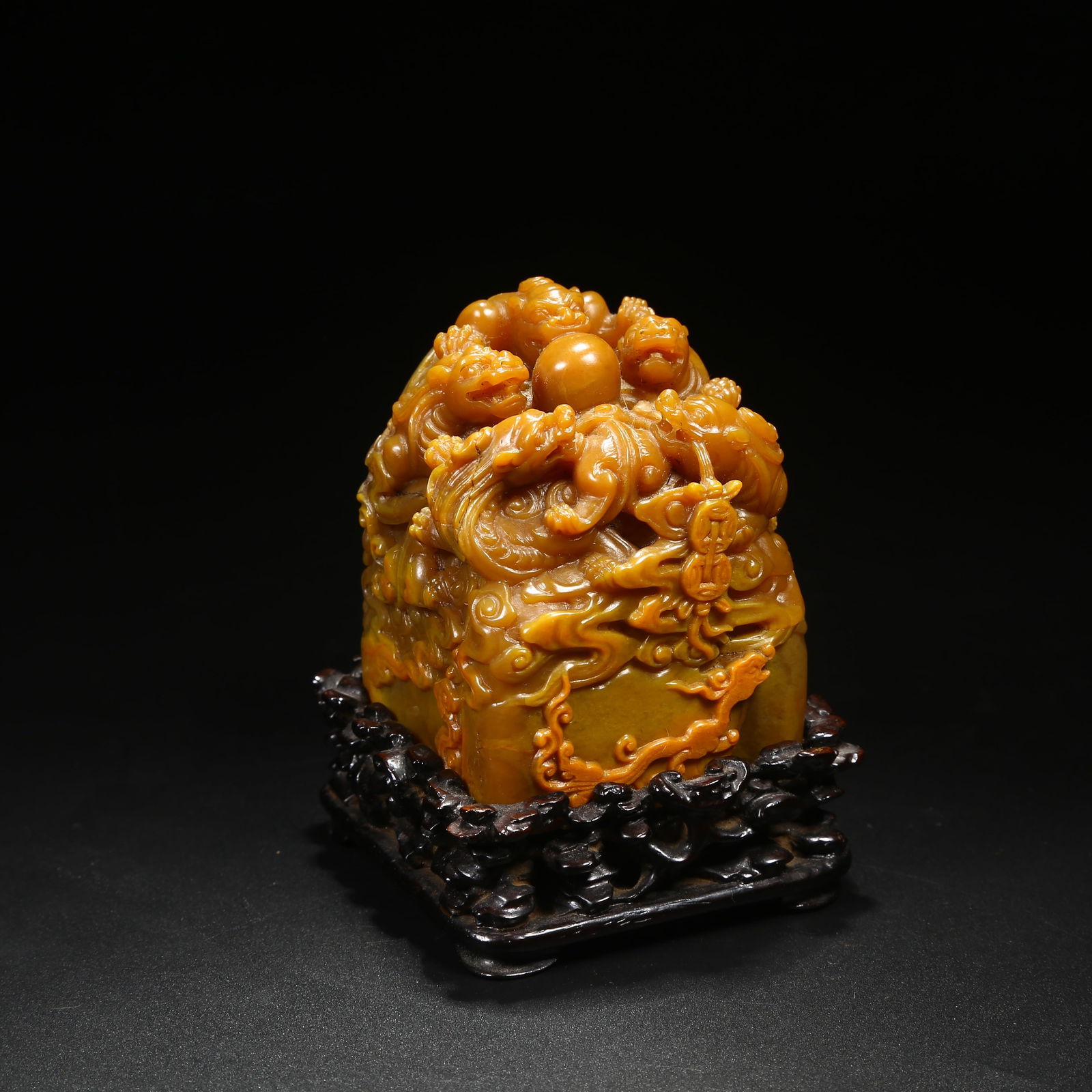 A SHOUSHAN TIANHUANG STONE SEAL WITH CHI DRAGON MOTIF (1 of 9)