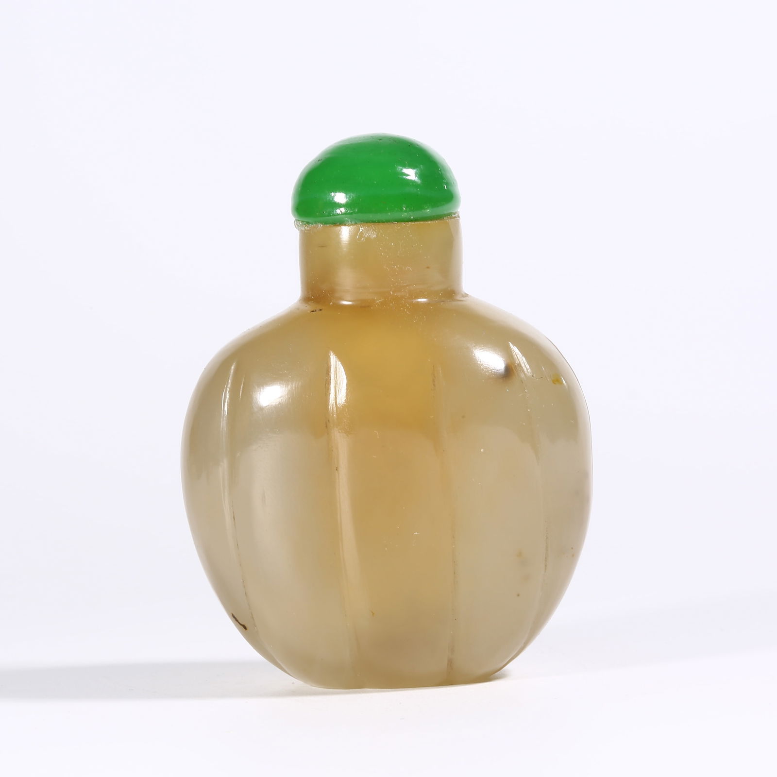 A AGATE SNUFF BOTTLE WITH MELON-RIBBED SHAPE: Agate snuff bottle with melon-ribbed shape
