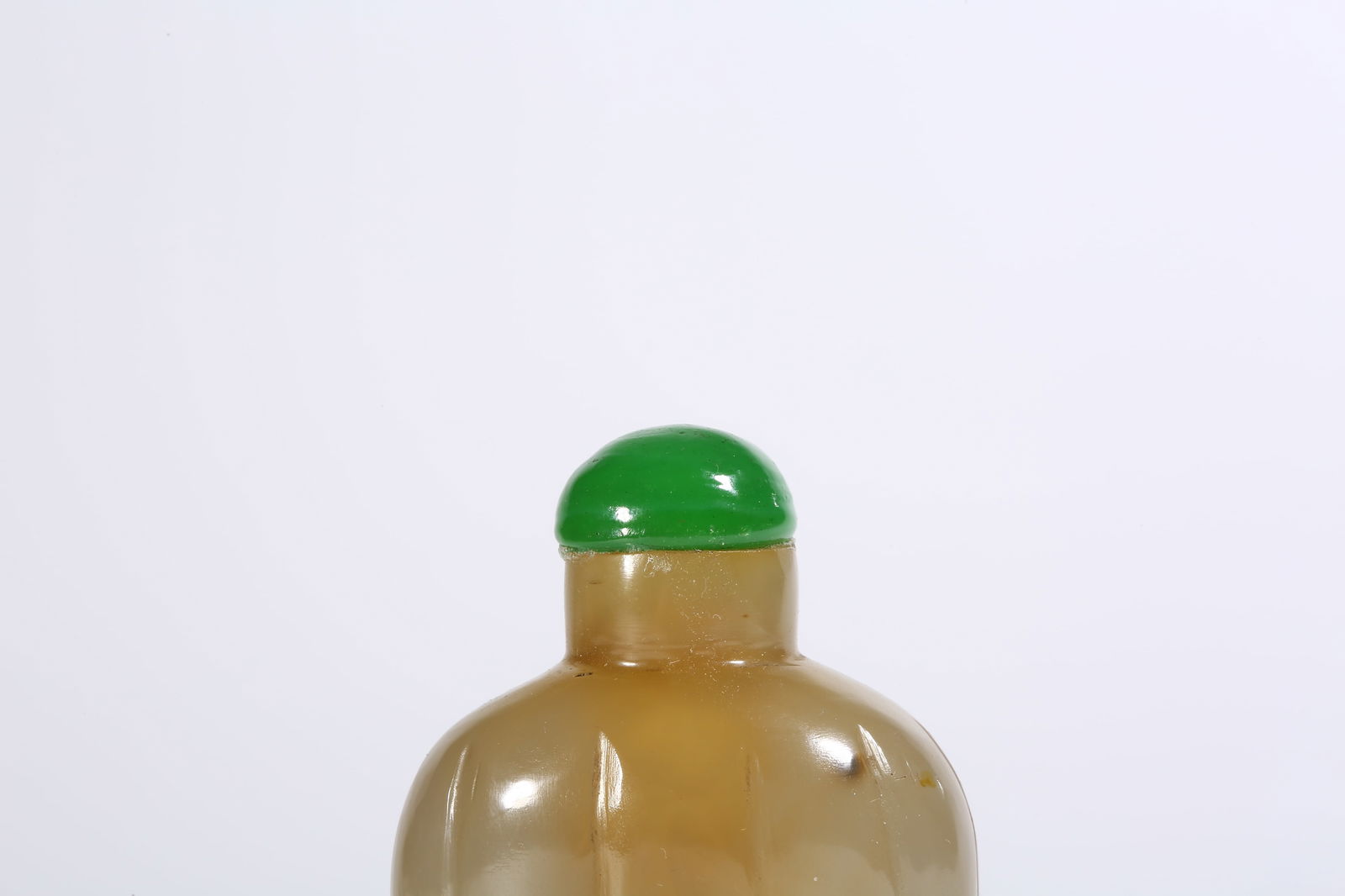 A AGATE SNUFF BOTTLE WITH MELON-RIBBED SHAPE - 2
