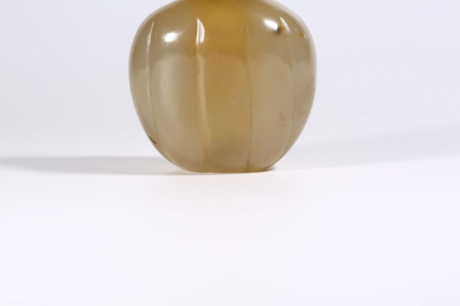 A AGATE SNUFF BOTTLE WITH MELON-RIBBED SHAPE - 3