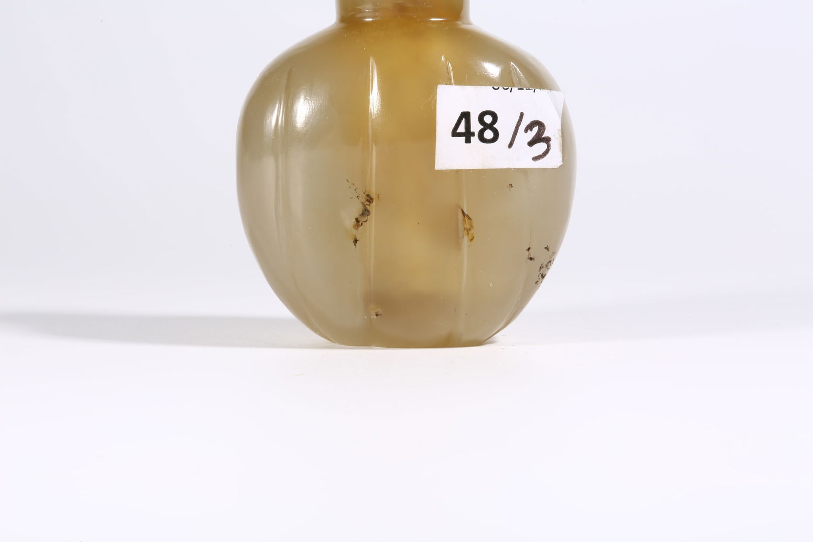 A AGATE SNUFF BOTTLE WITH MELON-RIBBED SHAPE - 7