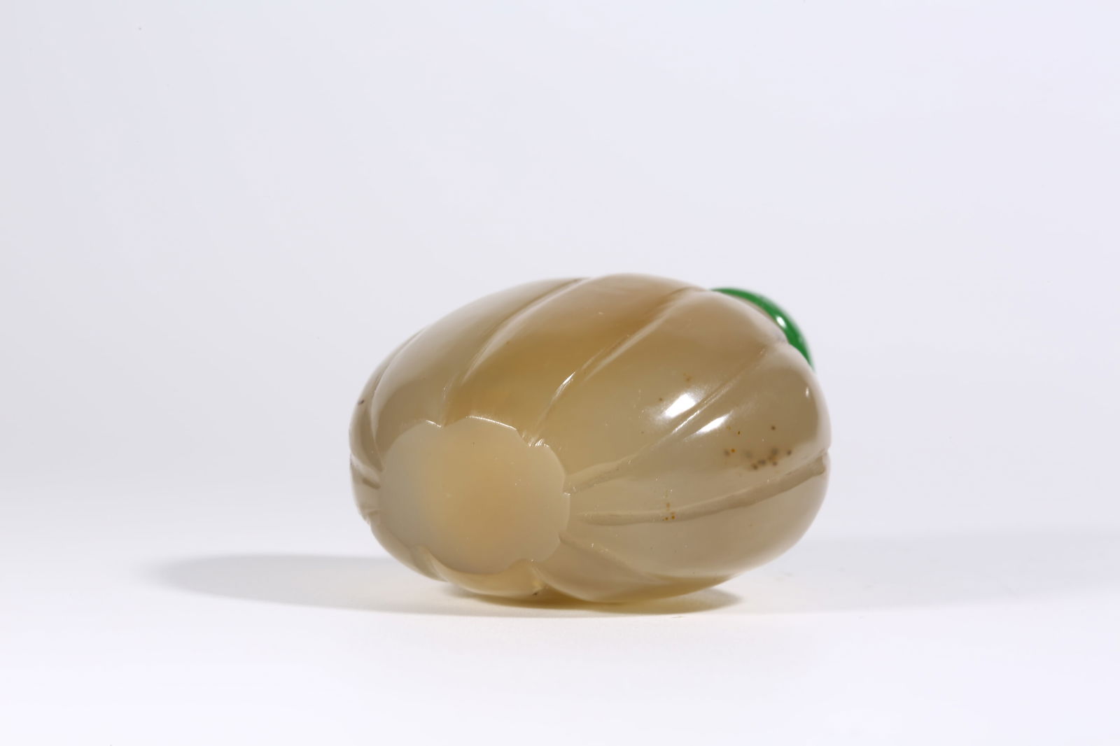 A AGATE SNUFF BOTTLE WITH MELON-RIBBED SHAPE - 9