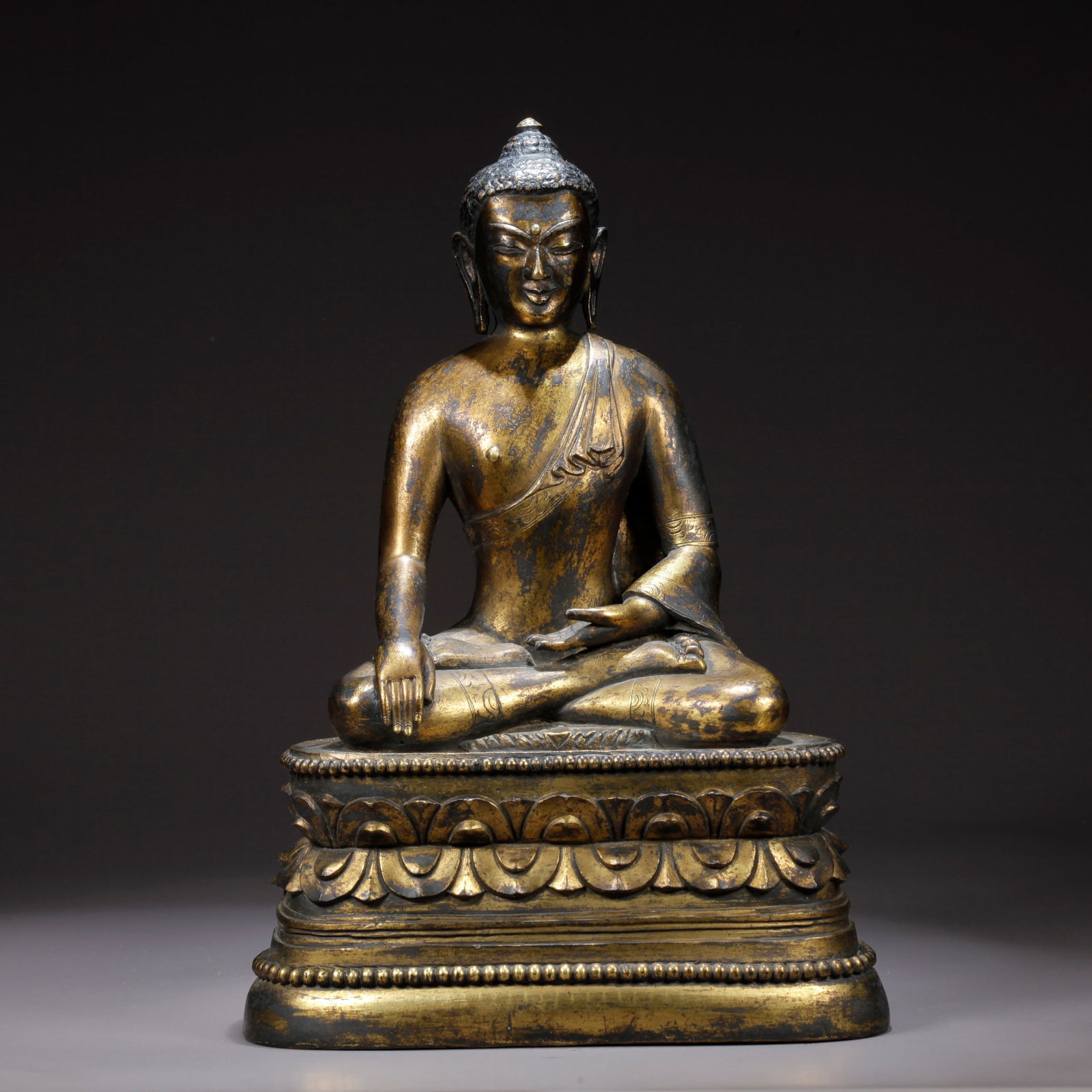 A GILDED BRONZE SHAKYAMUNI BUDDHA STATUE (1 of 9)