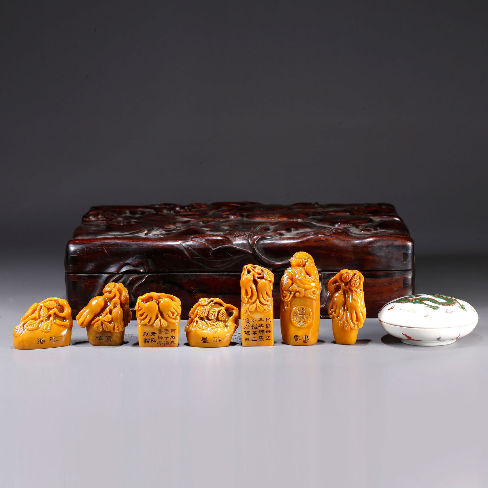 A SET OF SHOUSHAN TIANHUANG STONE SEALS WITH BUDDHA’S HAND FRUIT MOTIF: Set of Shoushan Tianhuang stone seals with Buddha’s hand fruit motif