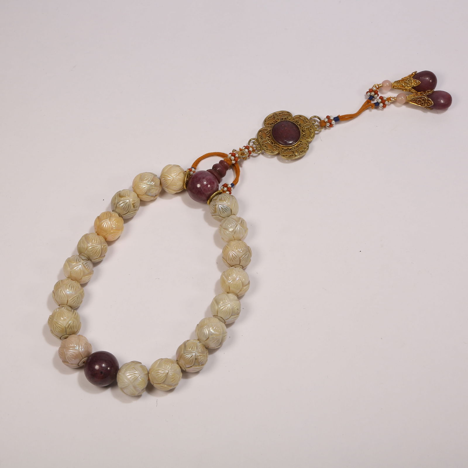 A SINGLE STRAND NATURAL PEARL BRACELET: Single strand natural pearl bracelet