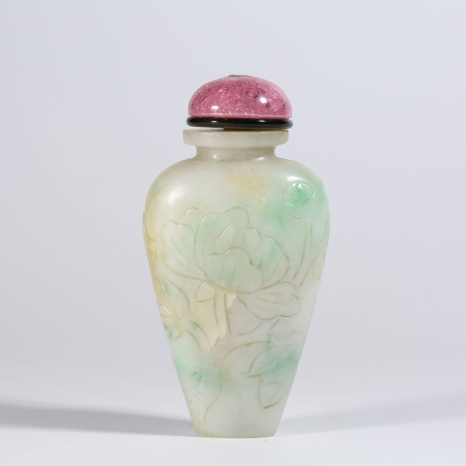 A JADEITE SNUFF BOTTLE WITH FLORAL PATTERN: Jadeite snuff bottle with floral pattern