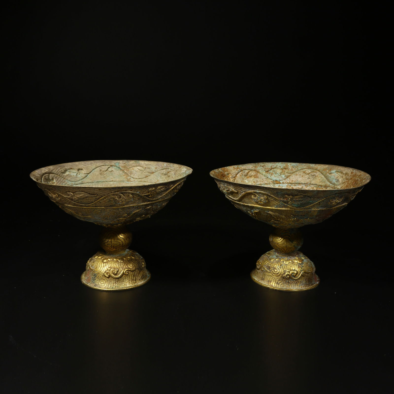 A SET OF GILT BRONZE CAPRICORN-PATTERNED HIGH-FOOT OFFERING BOWLS: Set of gilt bronze Capricorn-patterned high-foot offering bowls
