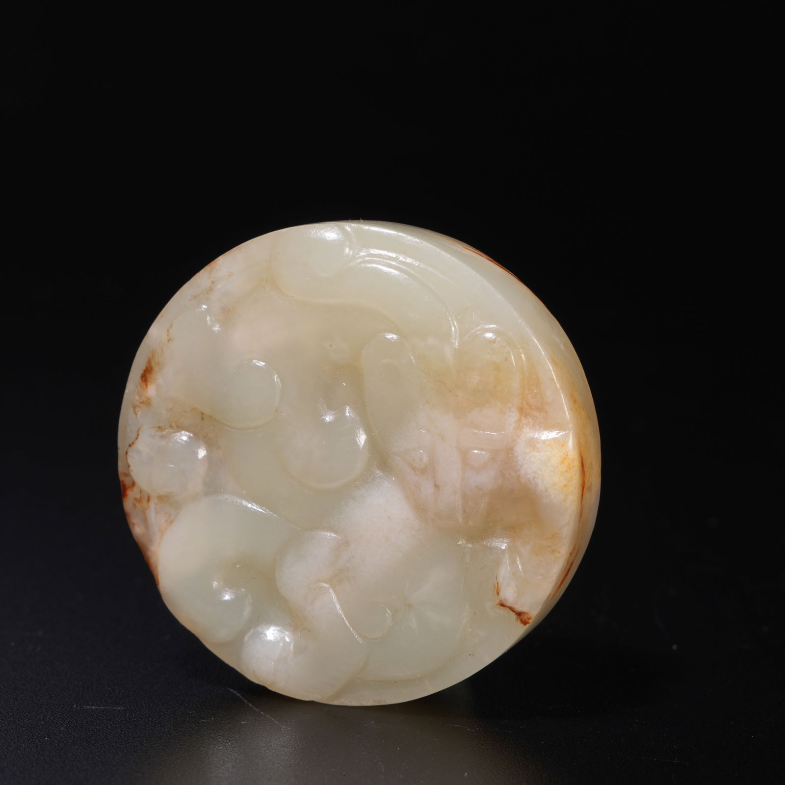 A HETIAN JADE CARVED BEAST-PATTERN ORNAMENT: Hetian Jade Carved Beast-Pattern Ornament