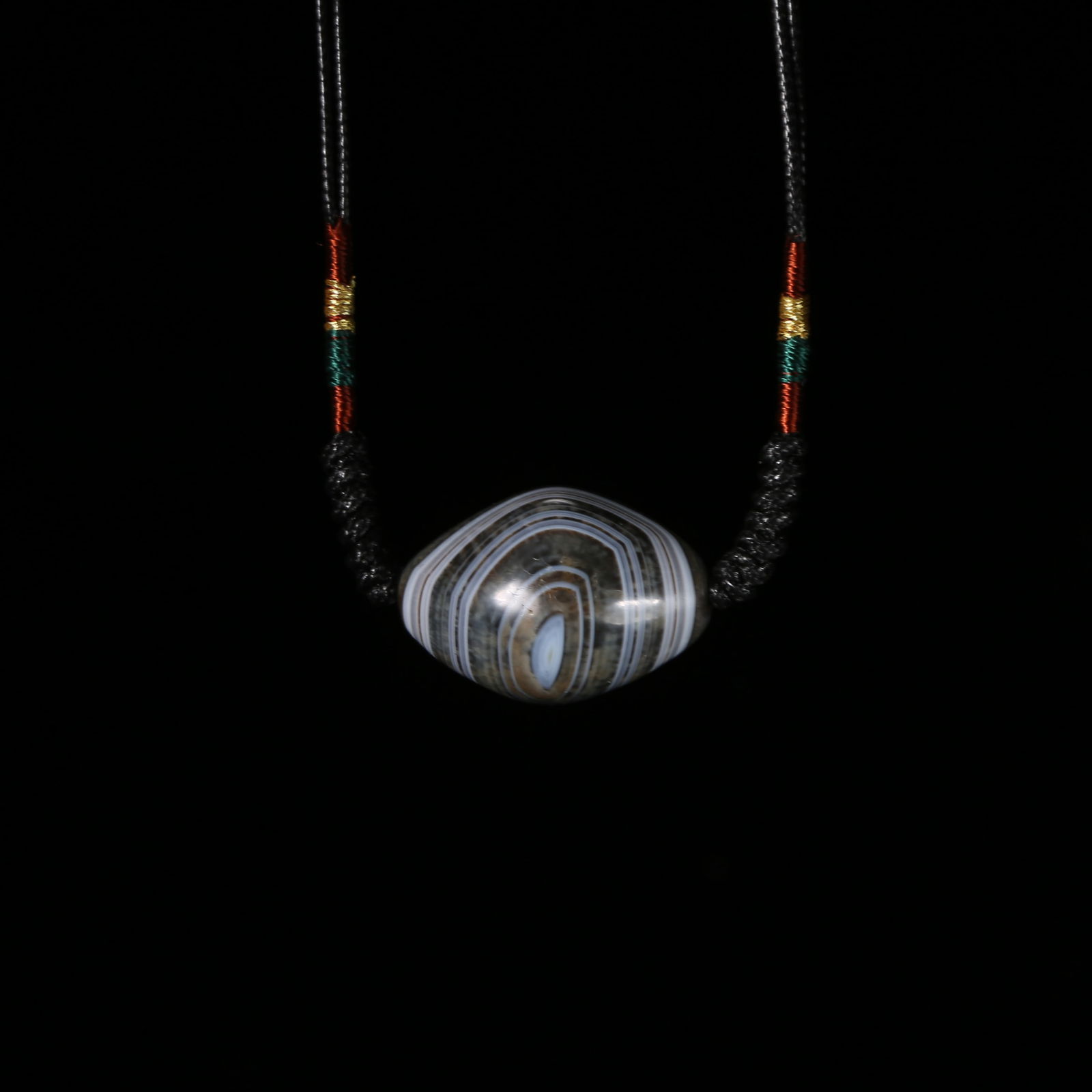 A WIRED AGATE NECKLACE: Wired Agate Necklace