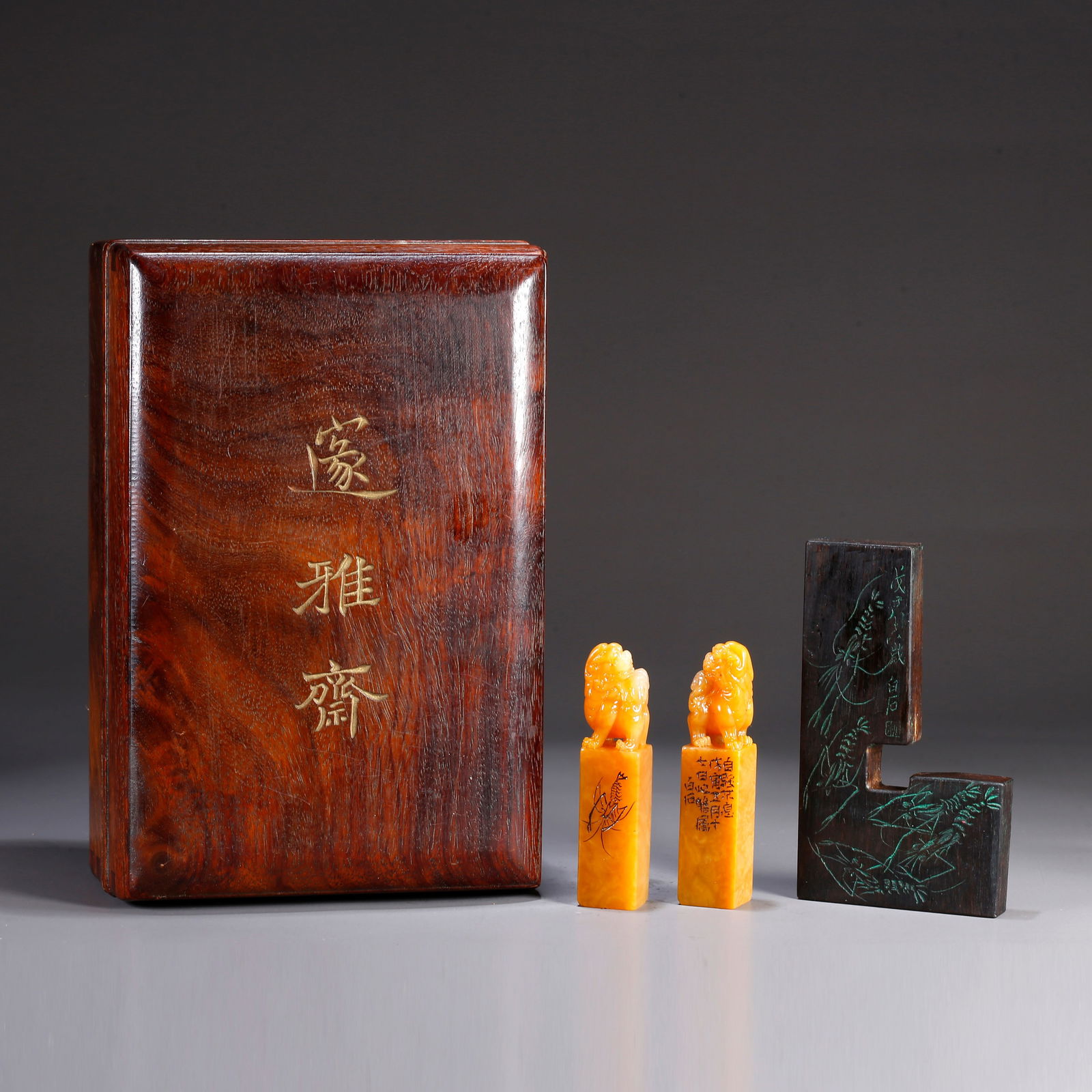 A SHOUSHAN TIANHUANG STONE CARVED TIGER-SHAPED SEALS (A PAIR): Shoushan Tianhuang stone carved tiger-shaped seals (a pair)