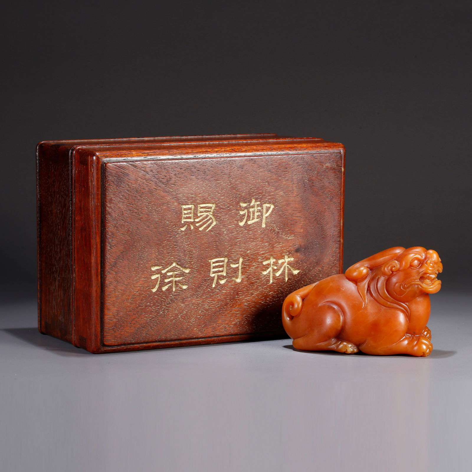 A SHOUSHAN TIANHUANG STONE CARVED LION-SHAPED HANDPIECE: Shoushan Tianhuang stone carved lion-shaped handpiece