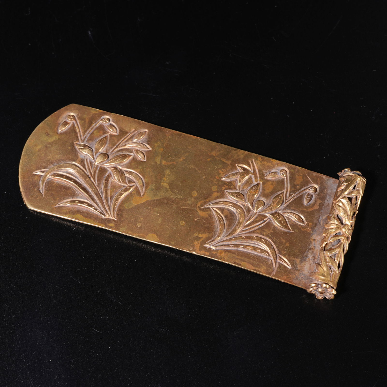 A GILT BRONZE FLORAL-PATTERN ORNAMENT: Gilt Bronze Floral-Pattern Ornament
