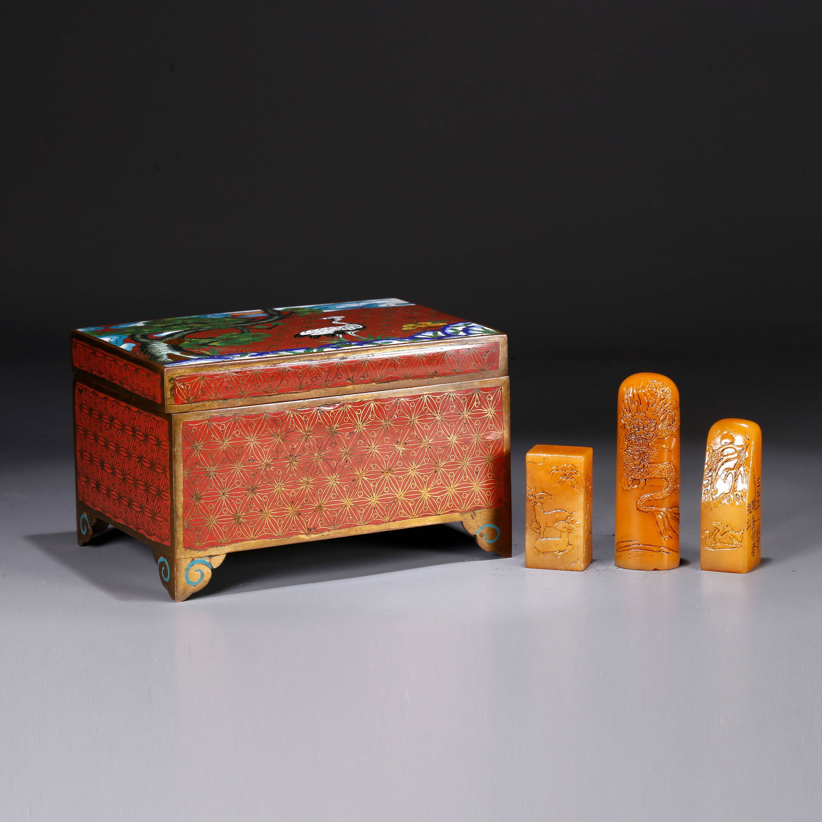 A SET OF SHOUSHAN TIANHUANG STONE SEALS WITH CLOUD-AND-DRAGON MOTIF: Set of Shoushan Tianhuang stone seals with cloud-and-dragon motif