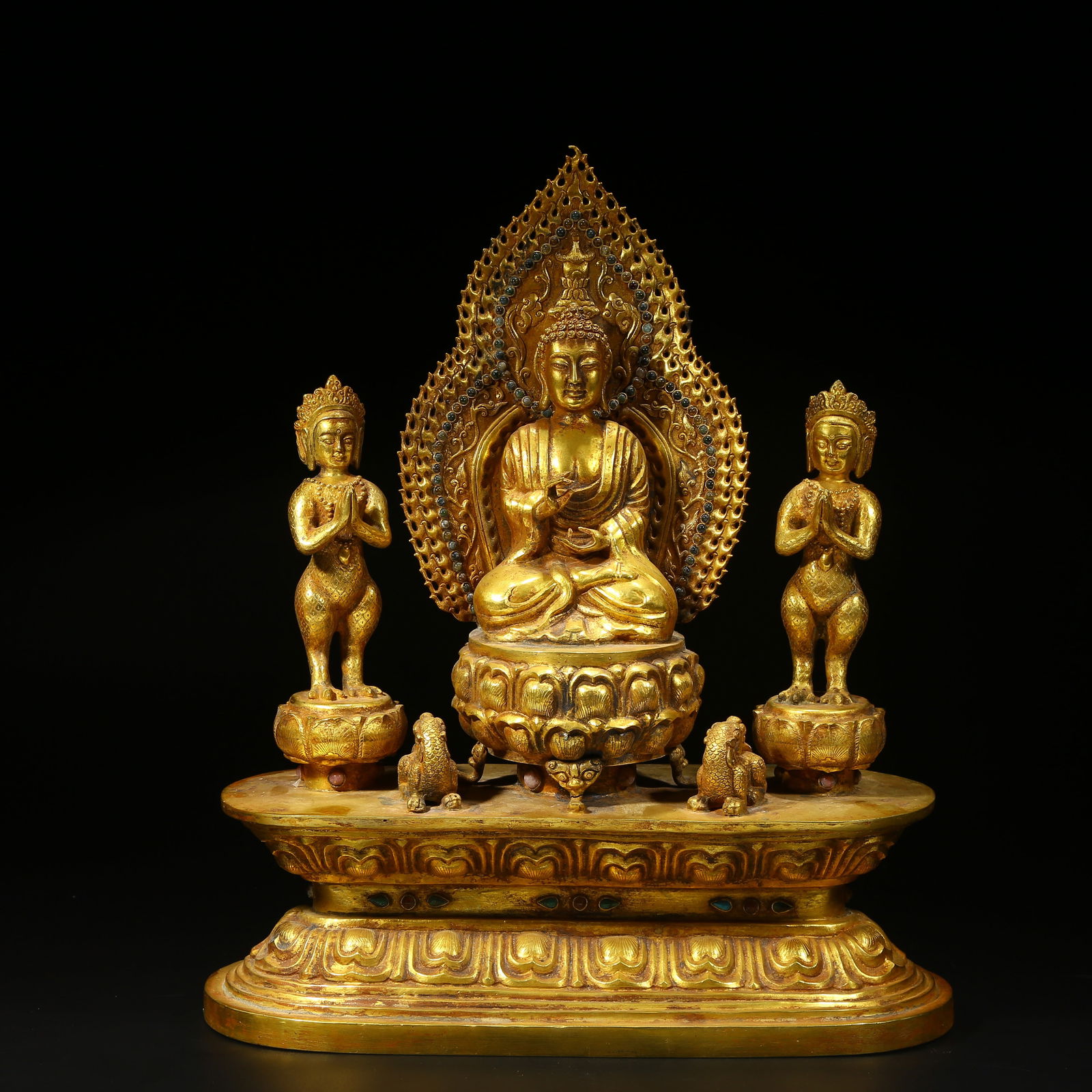 A GILT BRONZE STATUE OF SHAKYAMUNI: Gilt bronze statue of Shakyamuni
