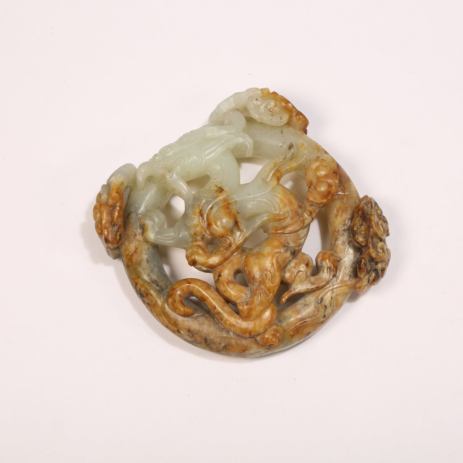A HETIAN JADE DRAGON-PATTERNED BELT ORNAMENT: Hetian jade dragon-patterned belt ornament