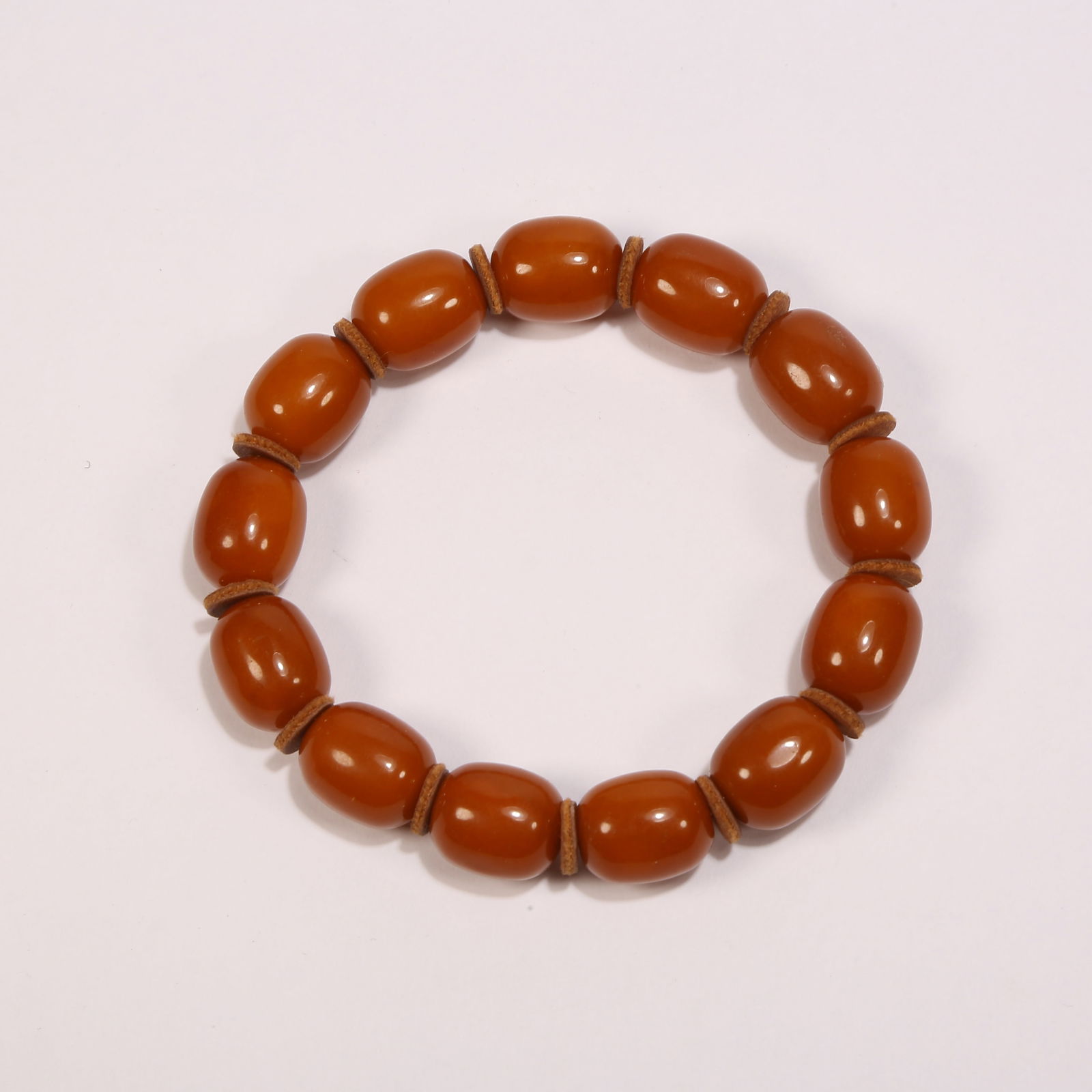 A SINGLE STRAND AMBER BRACELET: Single strand amber bracelet