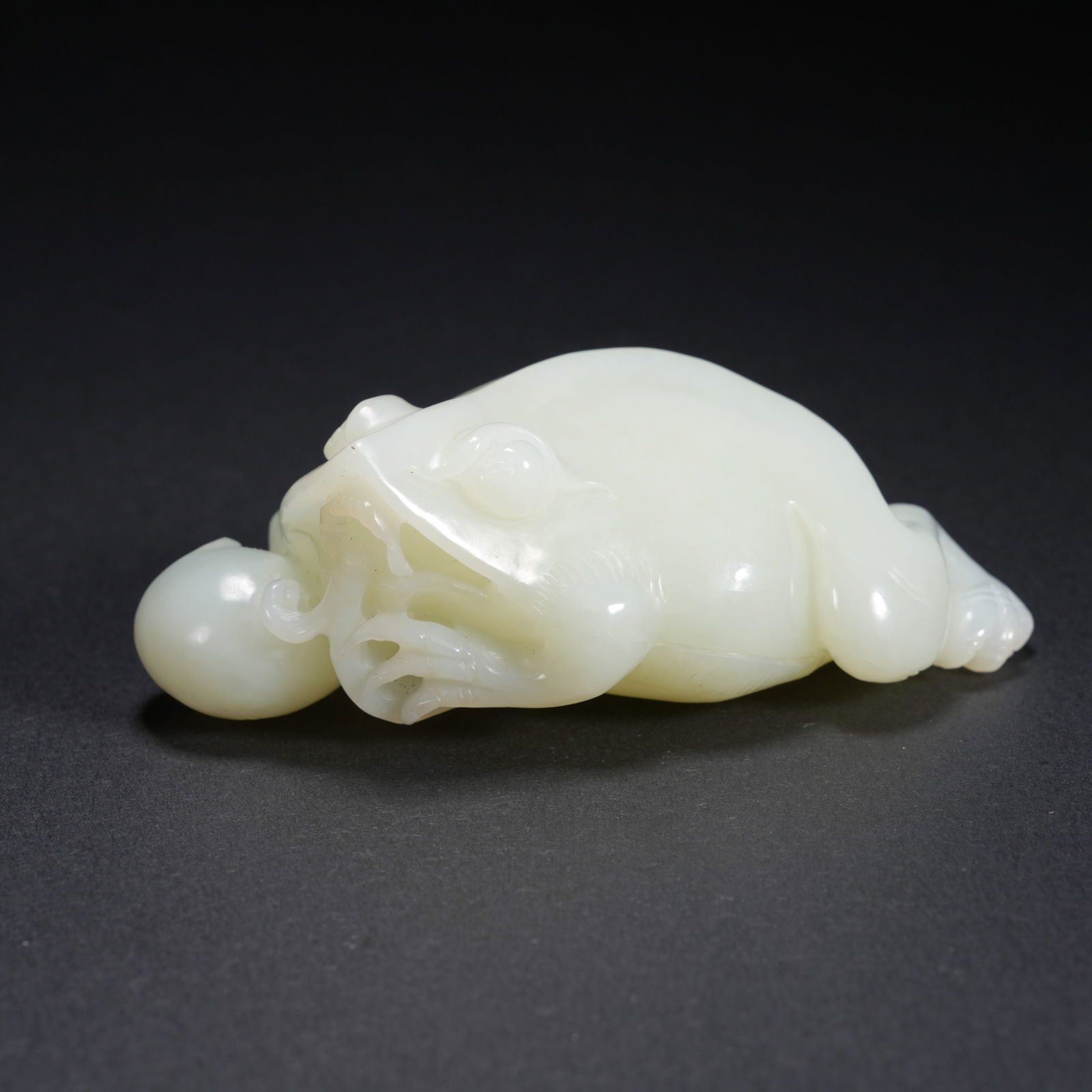 A HETIAN JADE CARVED THREE-LEGGED GILT TOAD FIGURE: Hetian Jade Carved Three-Legged Gilt Toad Figure