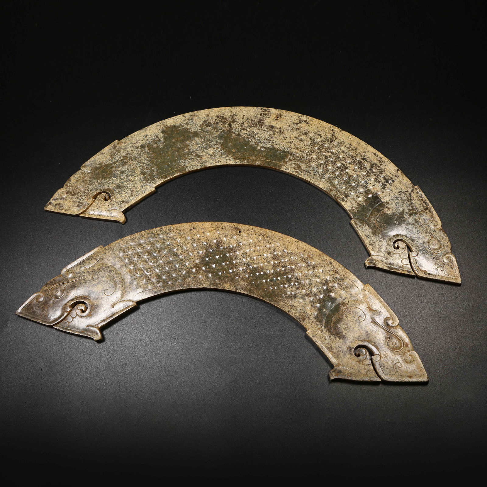 A ANCIENT JADE DRAGON-HEAD HUANG PENDANT: Ancient Jade Dragon-Head Huang Pendant