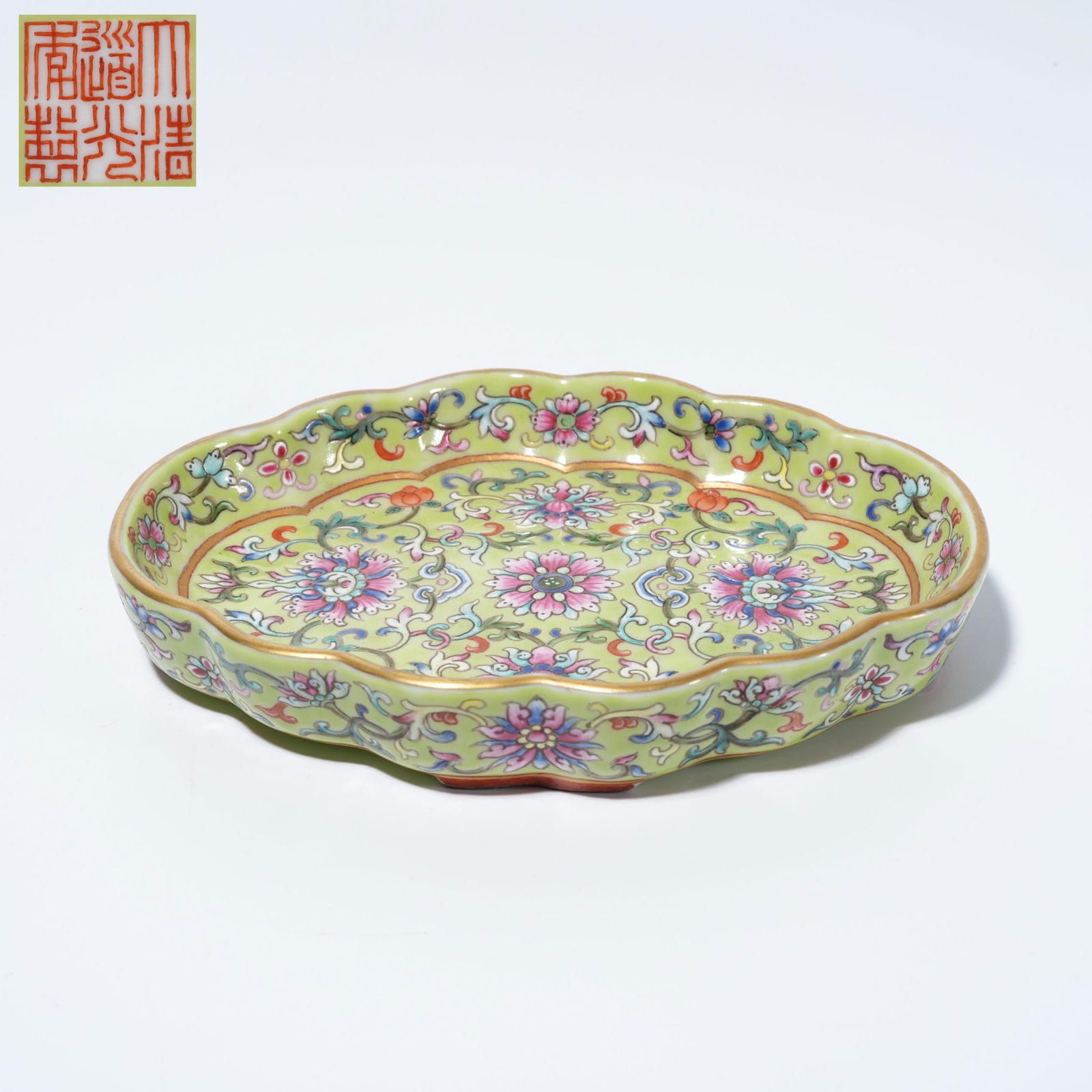 A GREEN-GROUND FAMILLE-ROSE PLATE WITH LIAN-ZHI FLOWER MOTIF: Green-Ground Famille-Rose Plate with Lian-Zhi Flower Motif