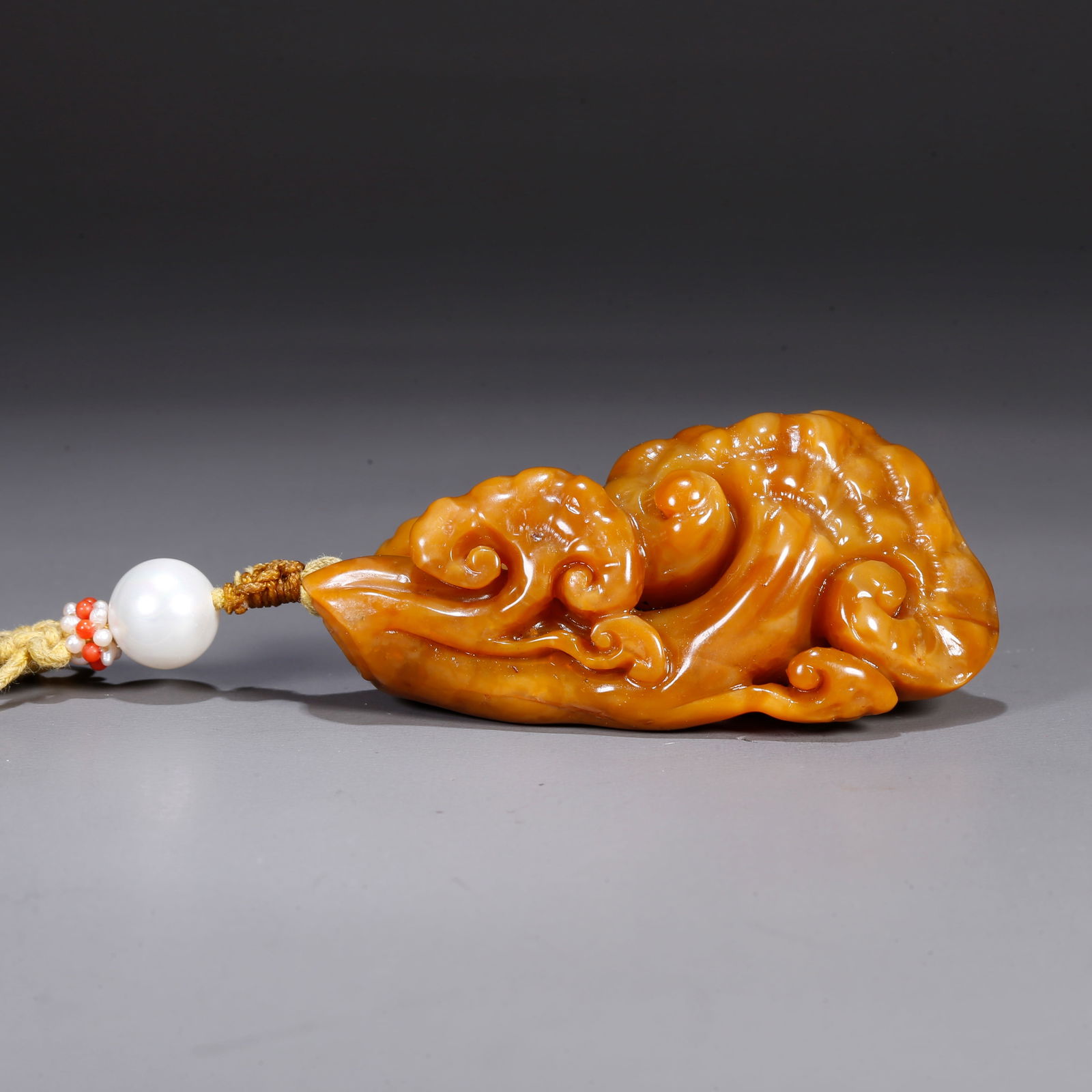 A SHOUSHAN TIANHUANG STONE CARVED LINGZHI MUSHROOM-SHAPED HANDPIECE: Shoushan Tianhuang stone carved lingzhi mushroom-shaped handpiece