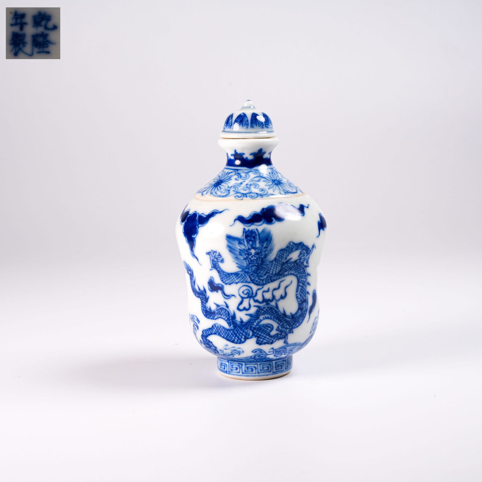 A BLUE-AND-WHITE "SEA DRAGON" SNUFF BOTTLE WITH ROTATING CORE (1 of 9)