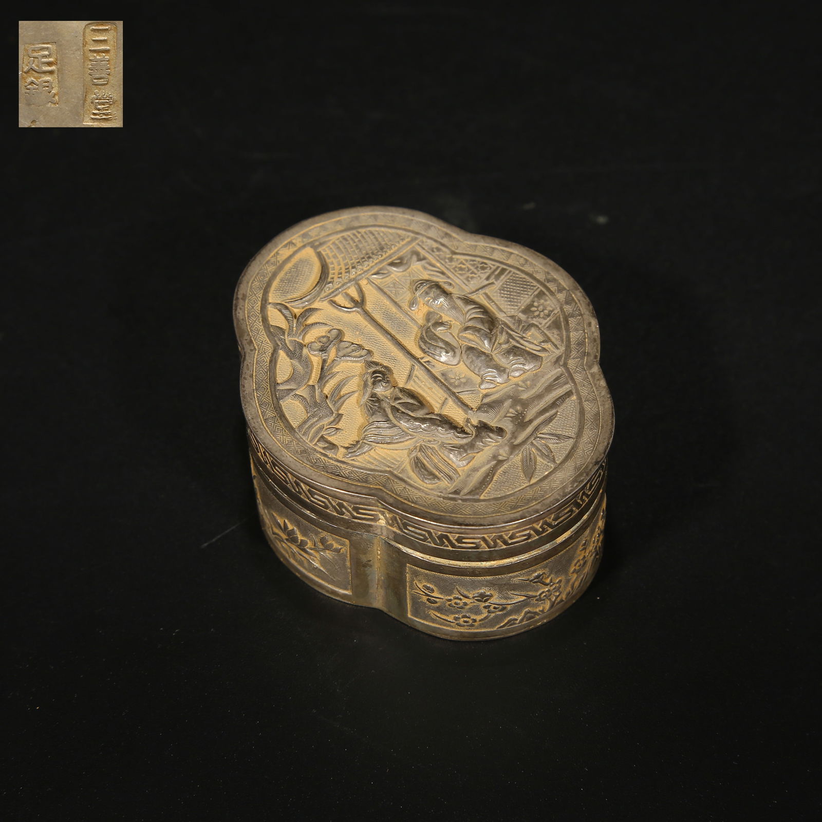 A SILVER POWDER BOX WITH COURTYARD AND HUMAN STORY SCENES: Silver powder box with courtyard and human story scenes