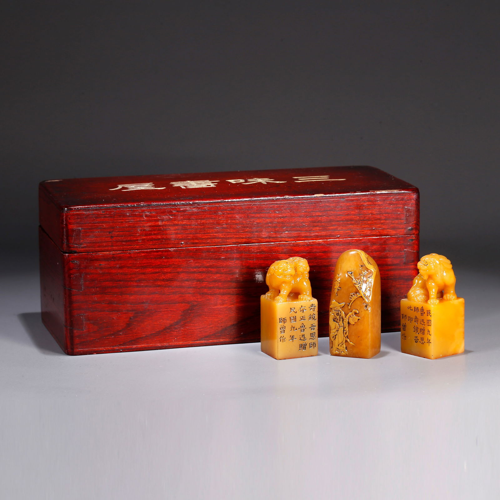 A SHOUSHAN TIANHUANG STONE CARVED LION FINIAL SEAL (A SET): Shoushan Tianhuang stone carved lion finial seal (a set)