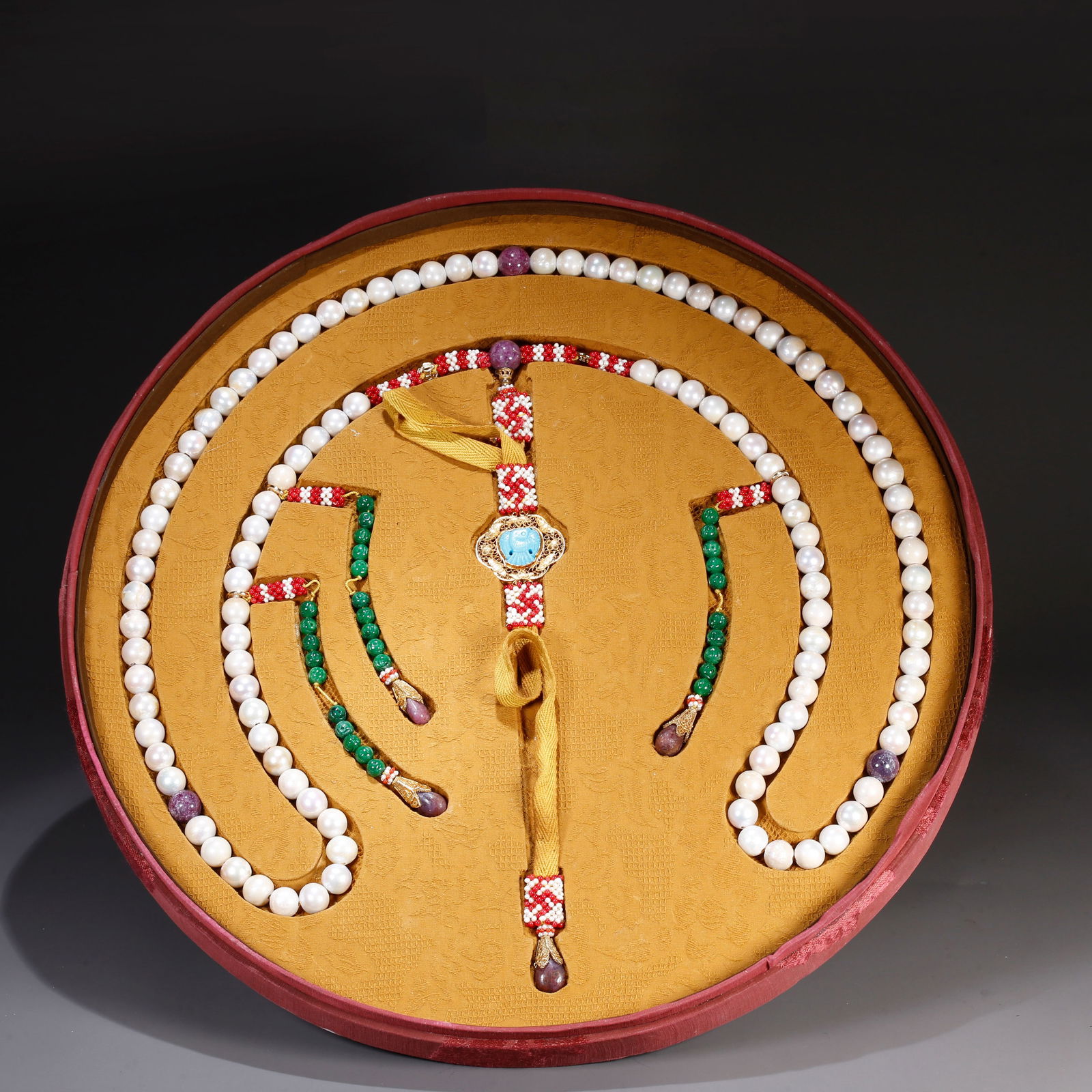 A PEARL CARVED COURT NECKLACE: Pearl carved court necklace