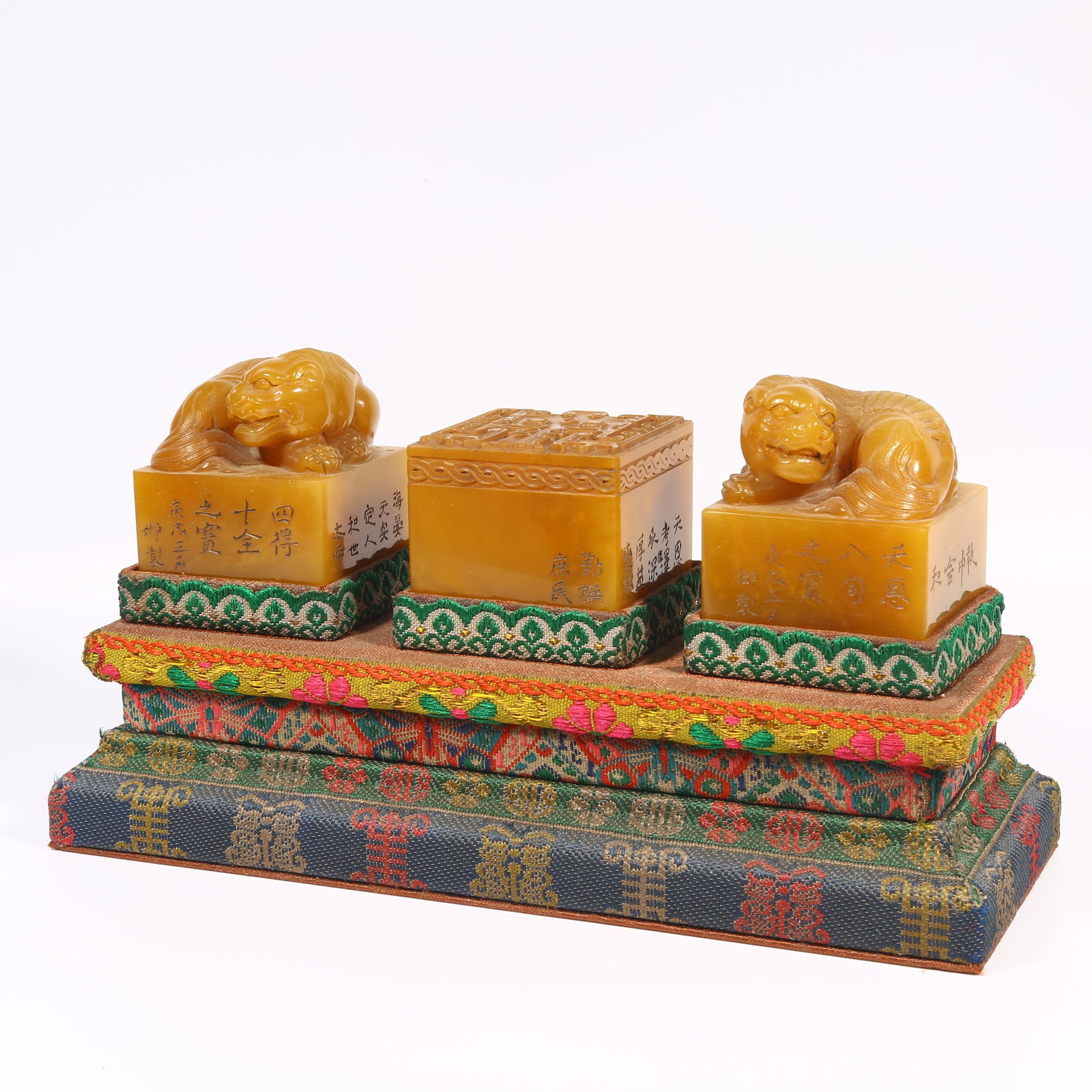 A SET OF SHOUSHAN TIANHUANG STONE SEALS: Set of Shoushan Tianhuang stone seals