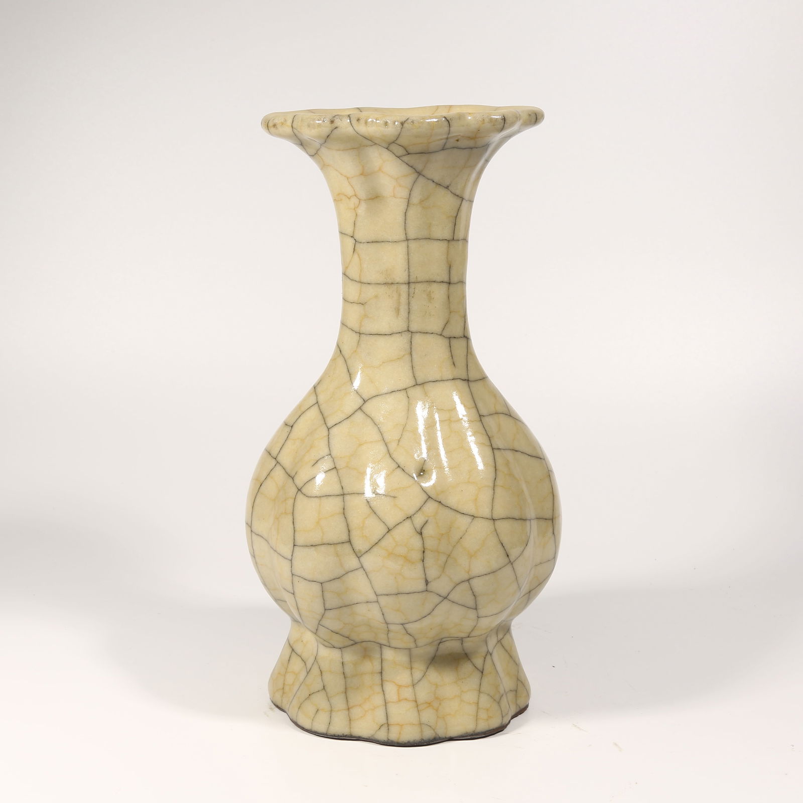 A GE KILN BEGONIA-SHAPED VASE (1 of 9)