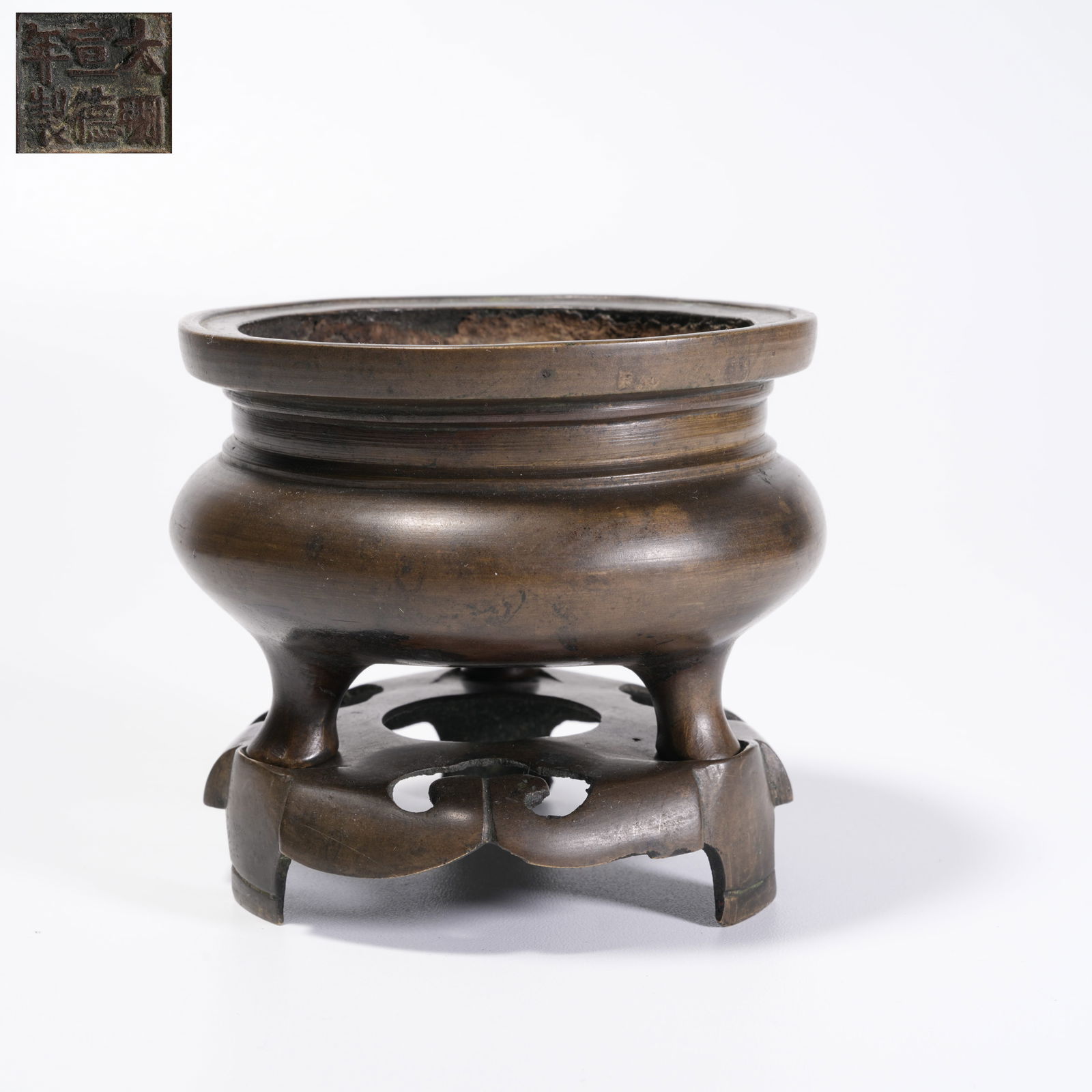 A BRONZE GE-FORM CENSER: Bronze Ge-Form Censer