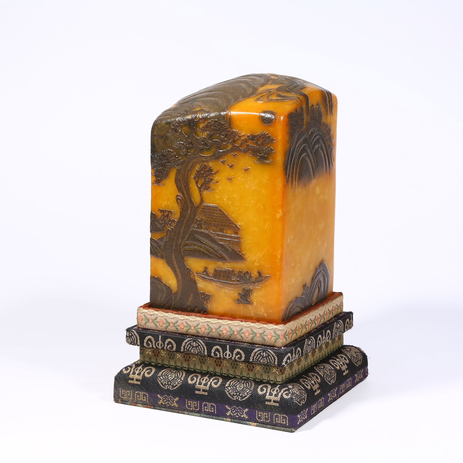 A LARGE SHOUSHAN TIANHUANG STONE SEAL WITH CROW-SKIN BOATING SCENE: Large Shoushan Tianhuang stone seal with crow-skin boating scene