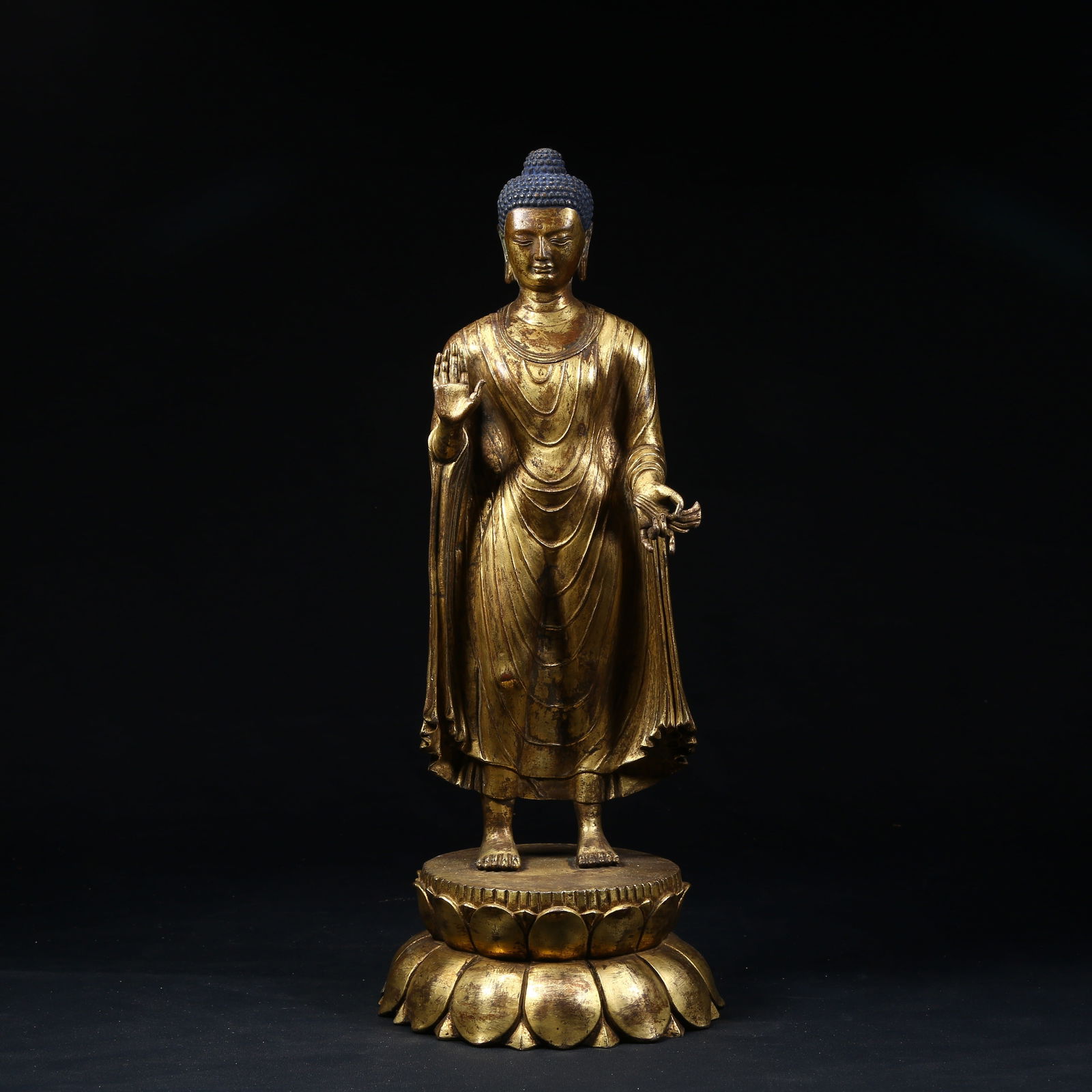 A GILT BRONZE SHAKYAMUNI BUDDHA STATUE (1 of 9)