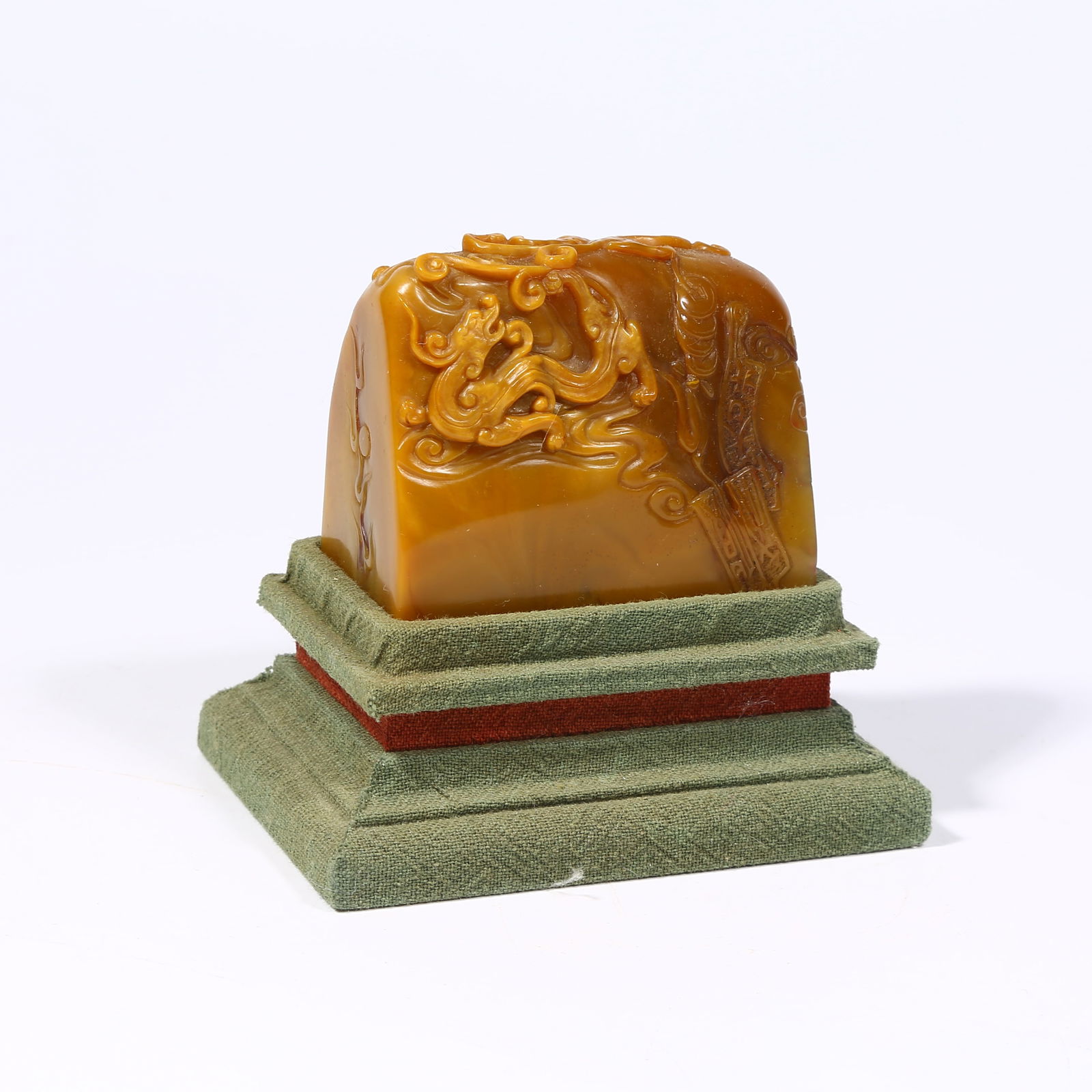 A SHOUSHAN TIANHUANG STONE SEAL WITH CHI DRAGON PATTERN: Shoushan Tianhuang stone seal with chi dragon pattern