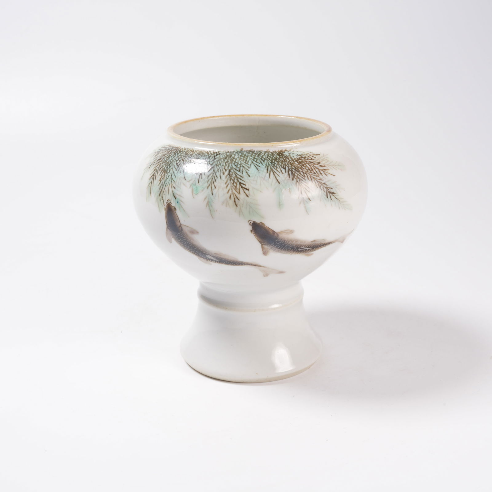 A FAMILLE-ROSE FISH-AND-AQUATIC PLANTS WATER COUPE: Famille-Rose Fish-and-Aquatic Plants Water Coupe