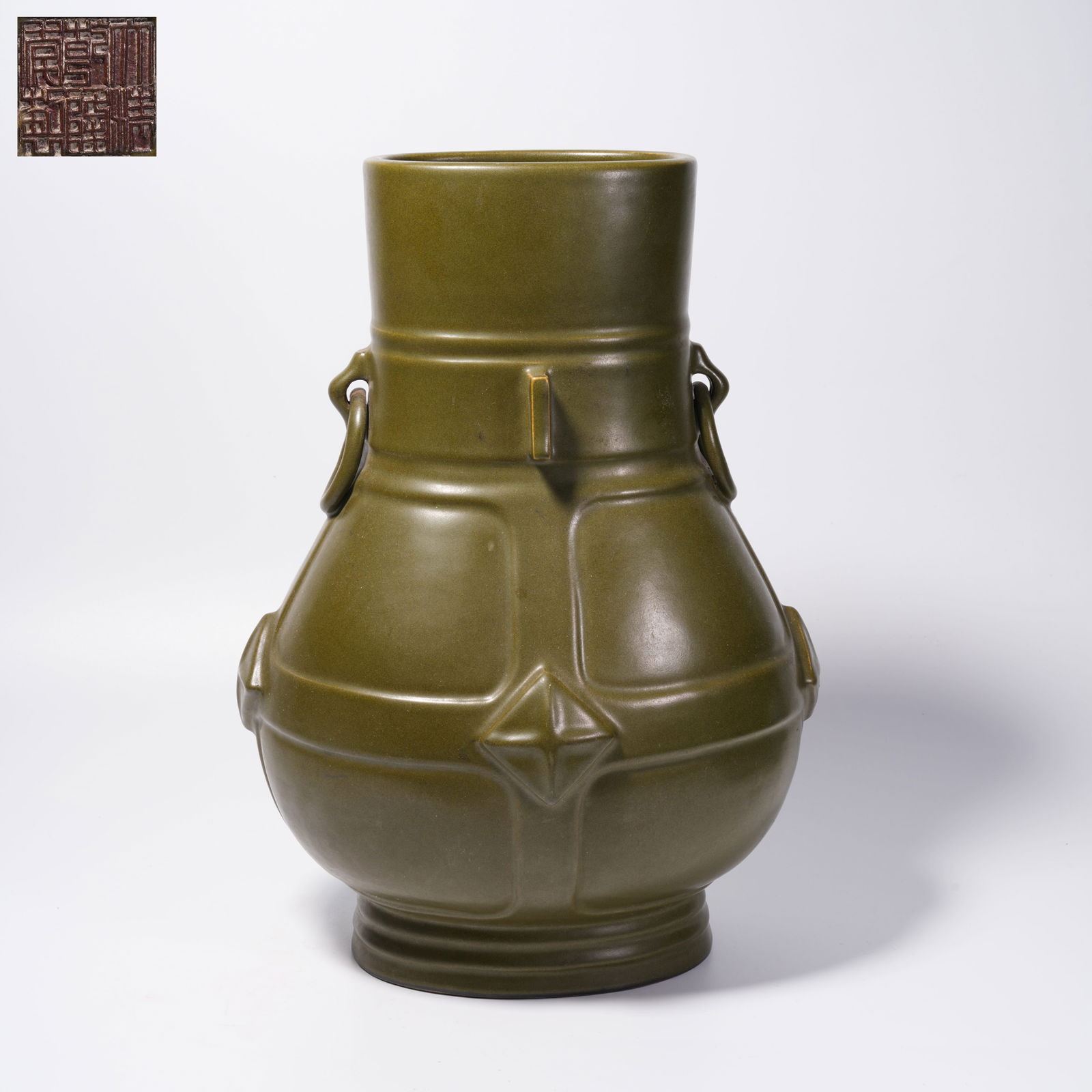 A TEA-DUST GLAZE DOUBLE-HANDLED VASE: Tea-Dust Glaze Double-Handled Vase