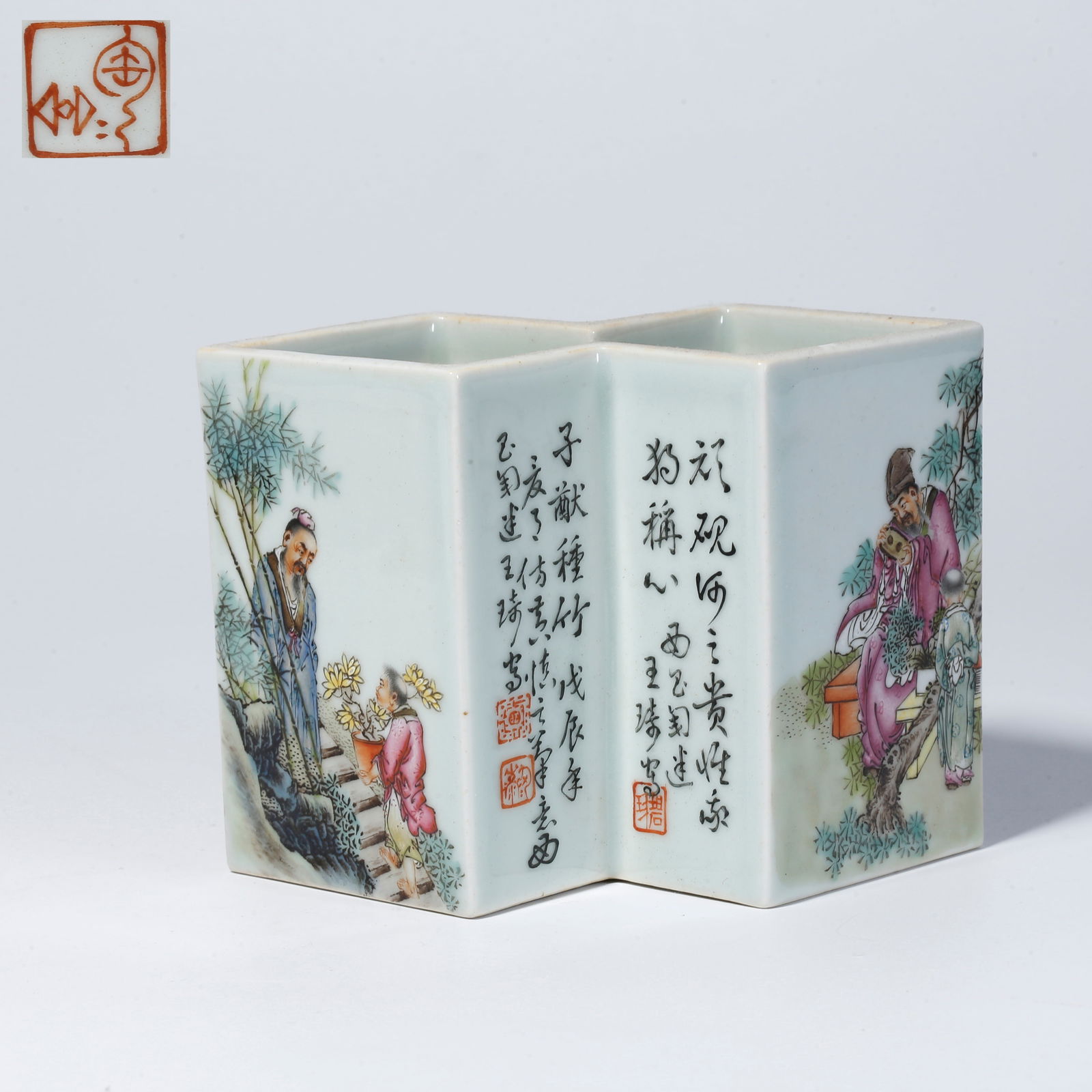 A FAMILLE-ROSE DOUBLE VASES WITH FIGURE STORY DESIGN: Famille-rose double vases with figure story design